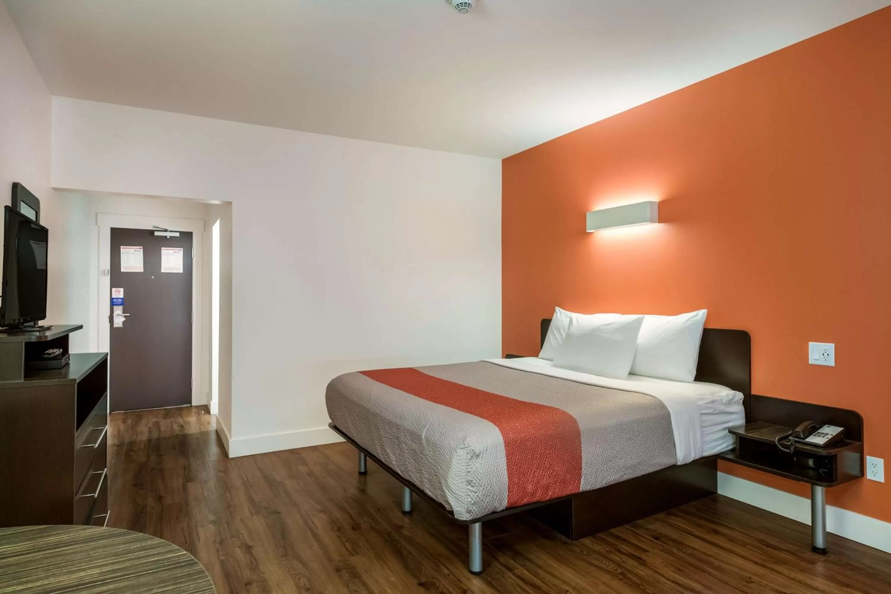 Queen Room - single occupancy - Disability Access - Non-Smoking in Motel 6-Moncton, NB