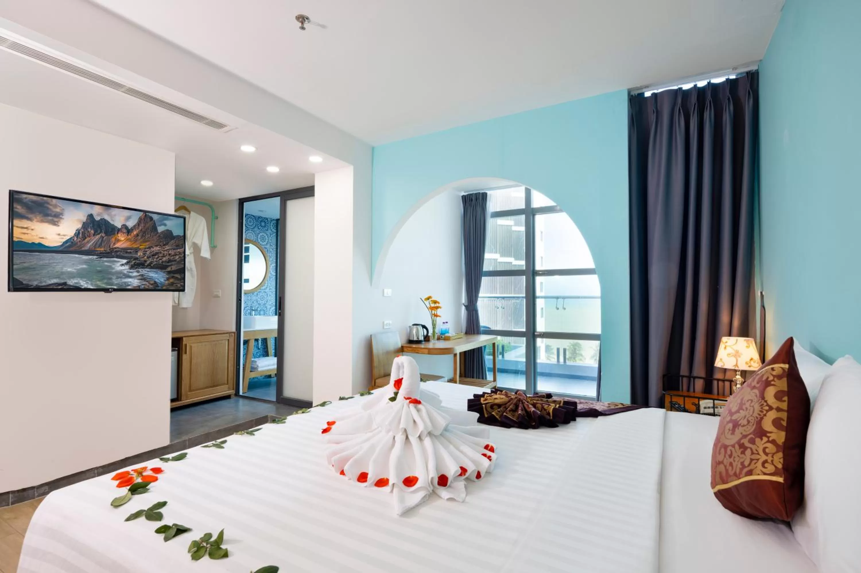 King Suite with Sea View in Prime New Hotel