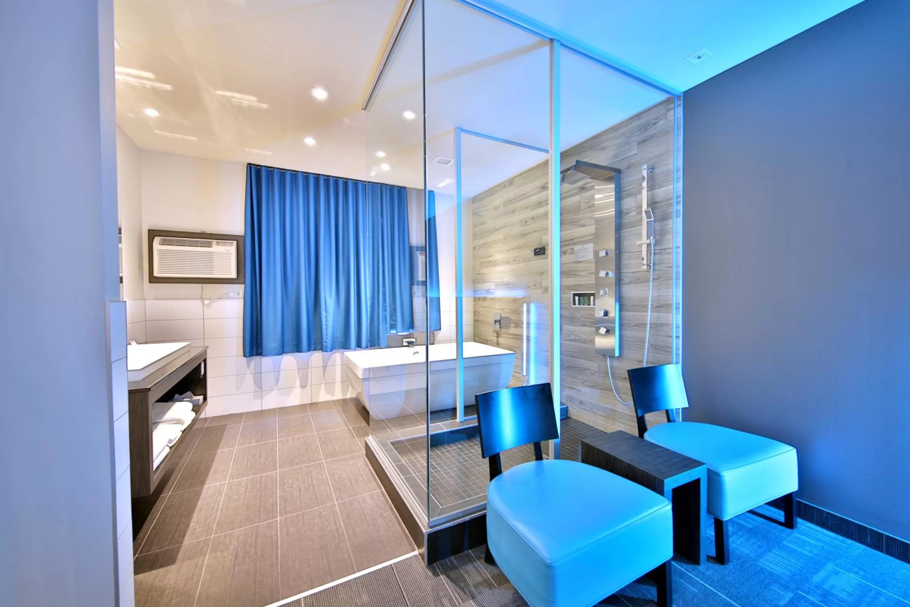 Pavilion Ô Suites - Queen Suite in Hôtel Ô Laval