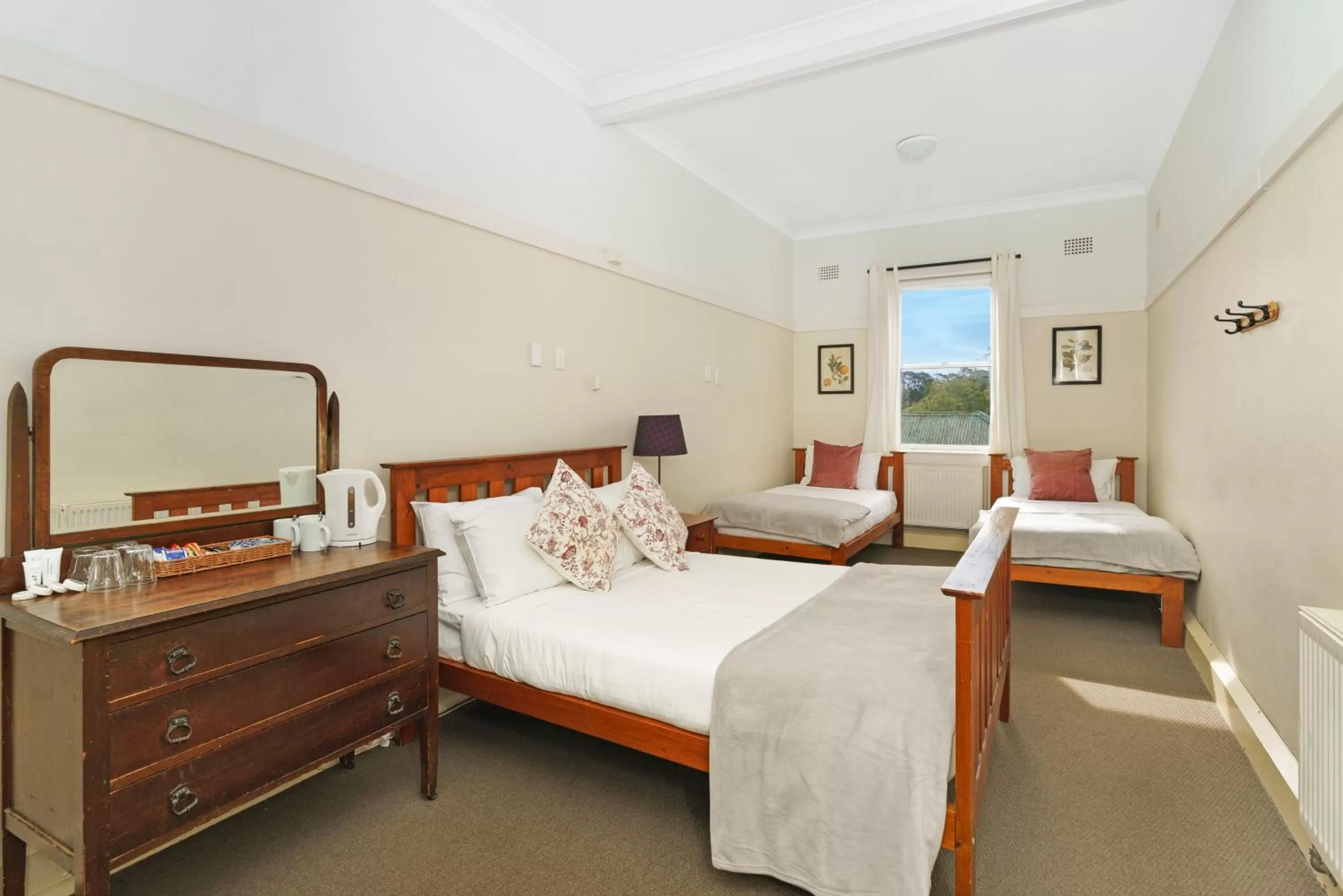 Family Double Twin Room with Ensuite Bathroom in Bundanoon Hotel