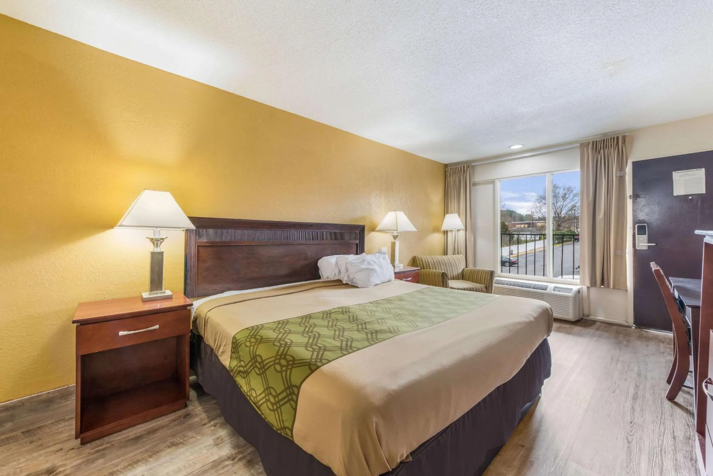 King Room - Smoking  in Econo Lodge Salisbury