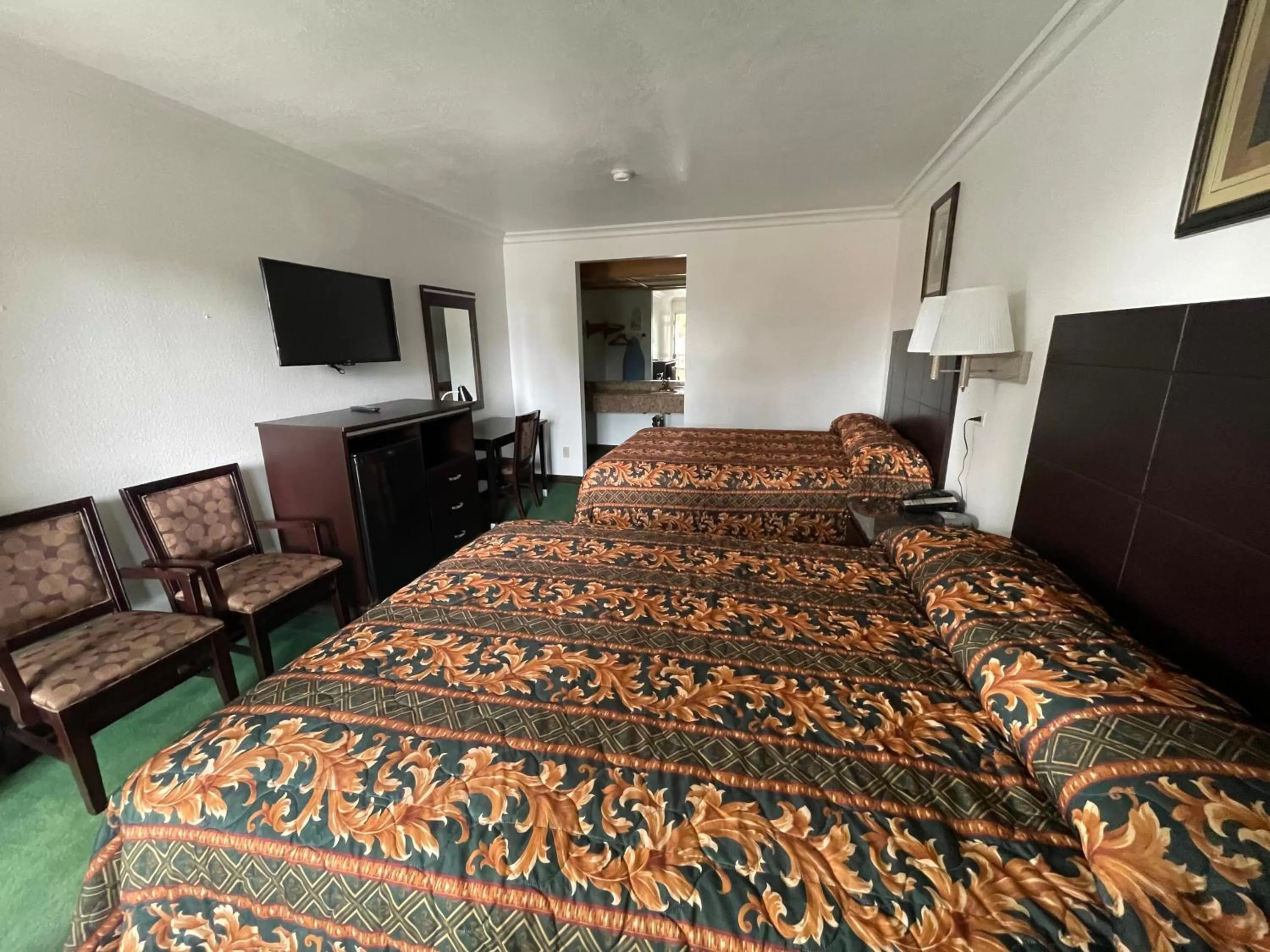 Large Double Room in Chino Motel