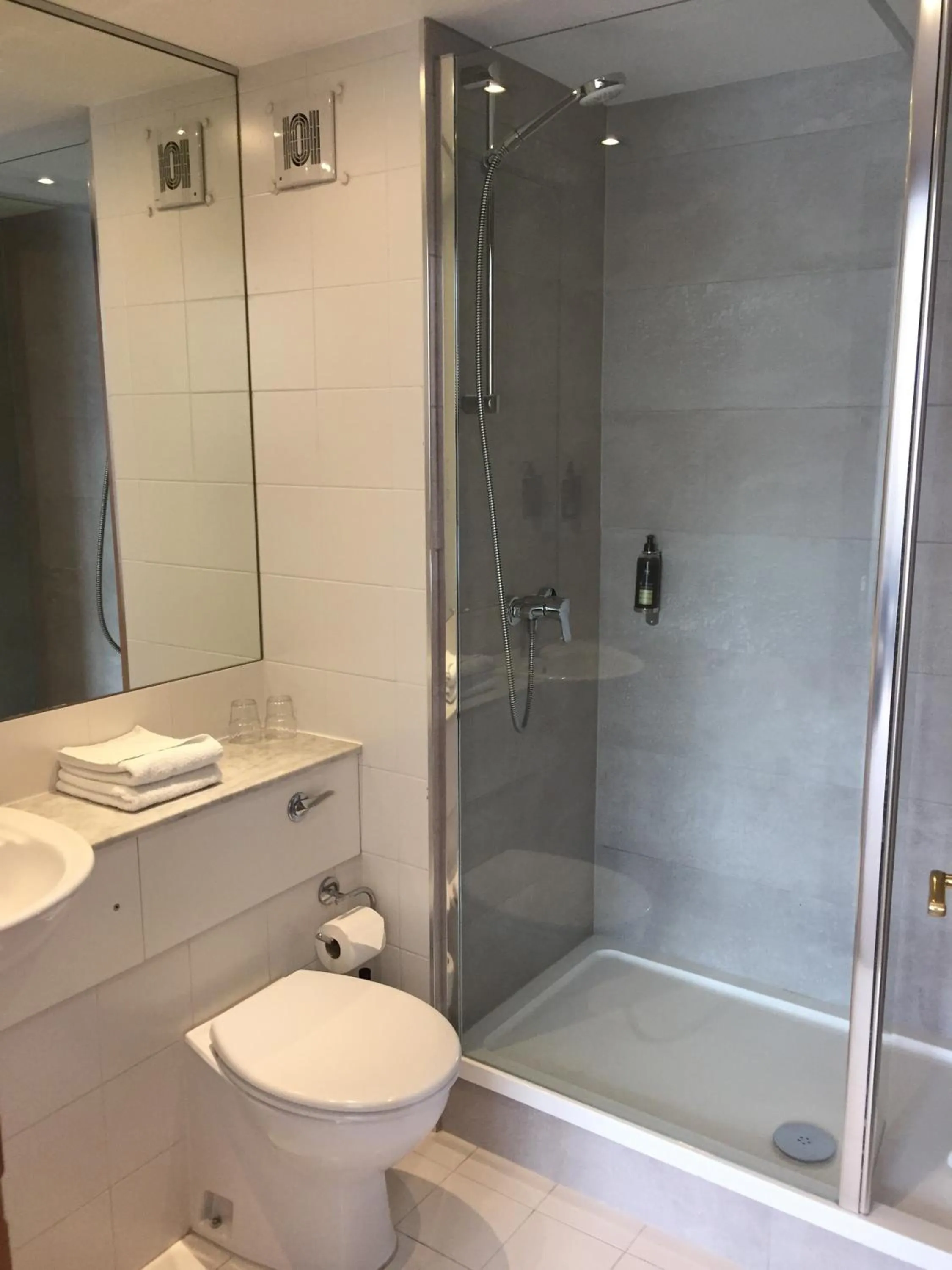 Shower in Riverside Hotel
