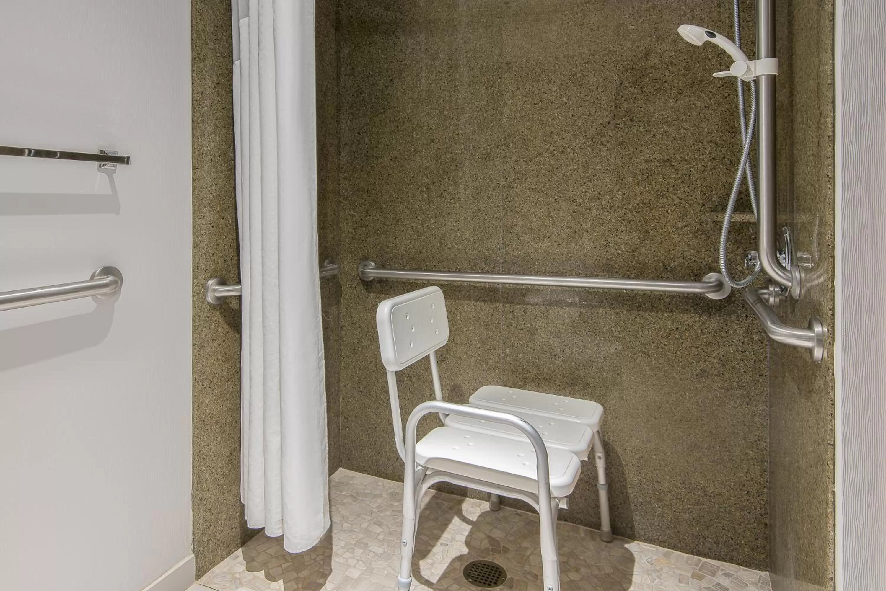 Standard Queen Room with Two Queen Beds and Mobility Accessible Tub in Holiday Inn Express & Suites Cooperstown by IHG