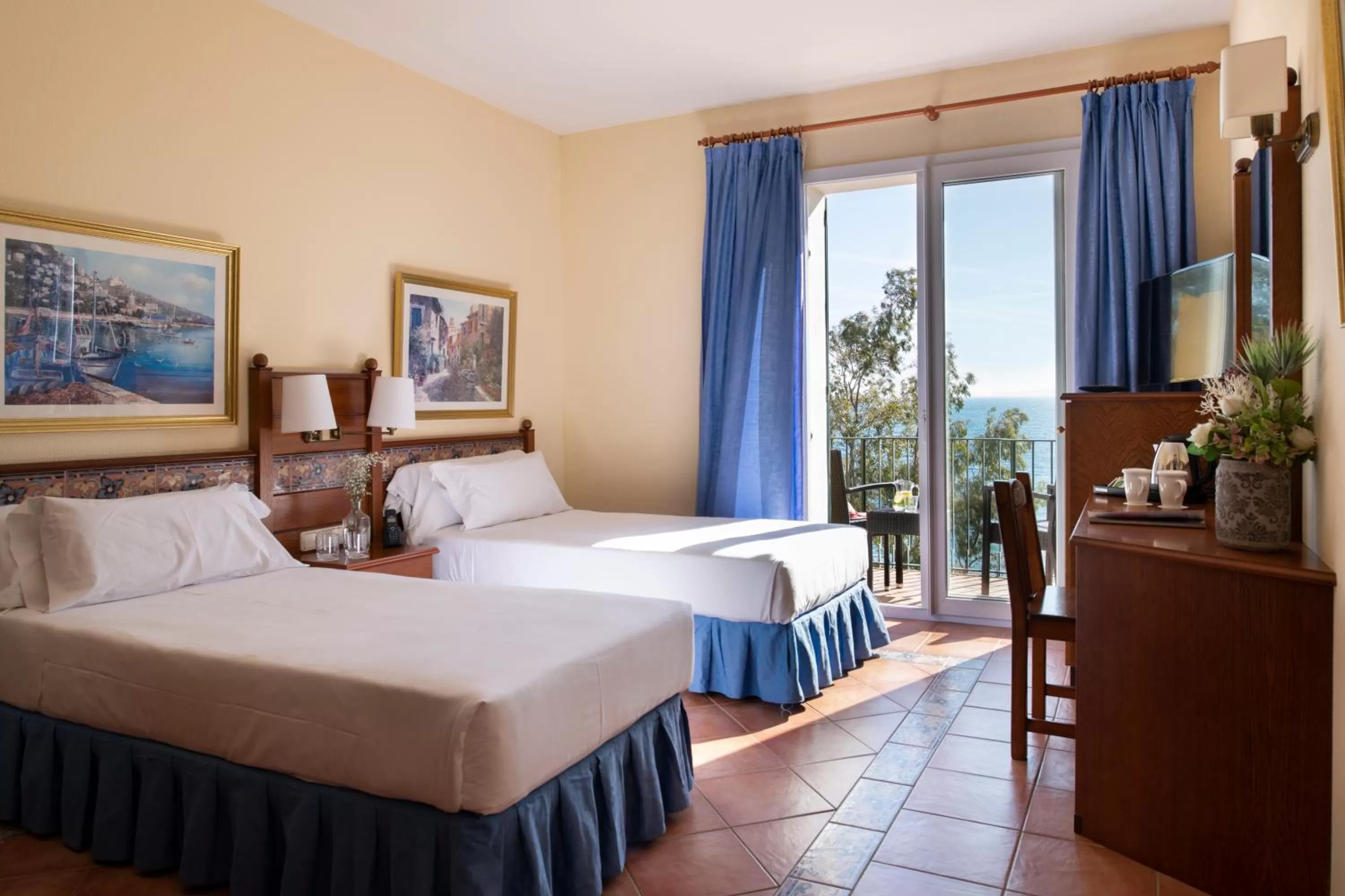 Triple Room with Sea View in Hotel Roses Platja