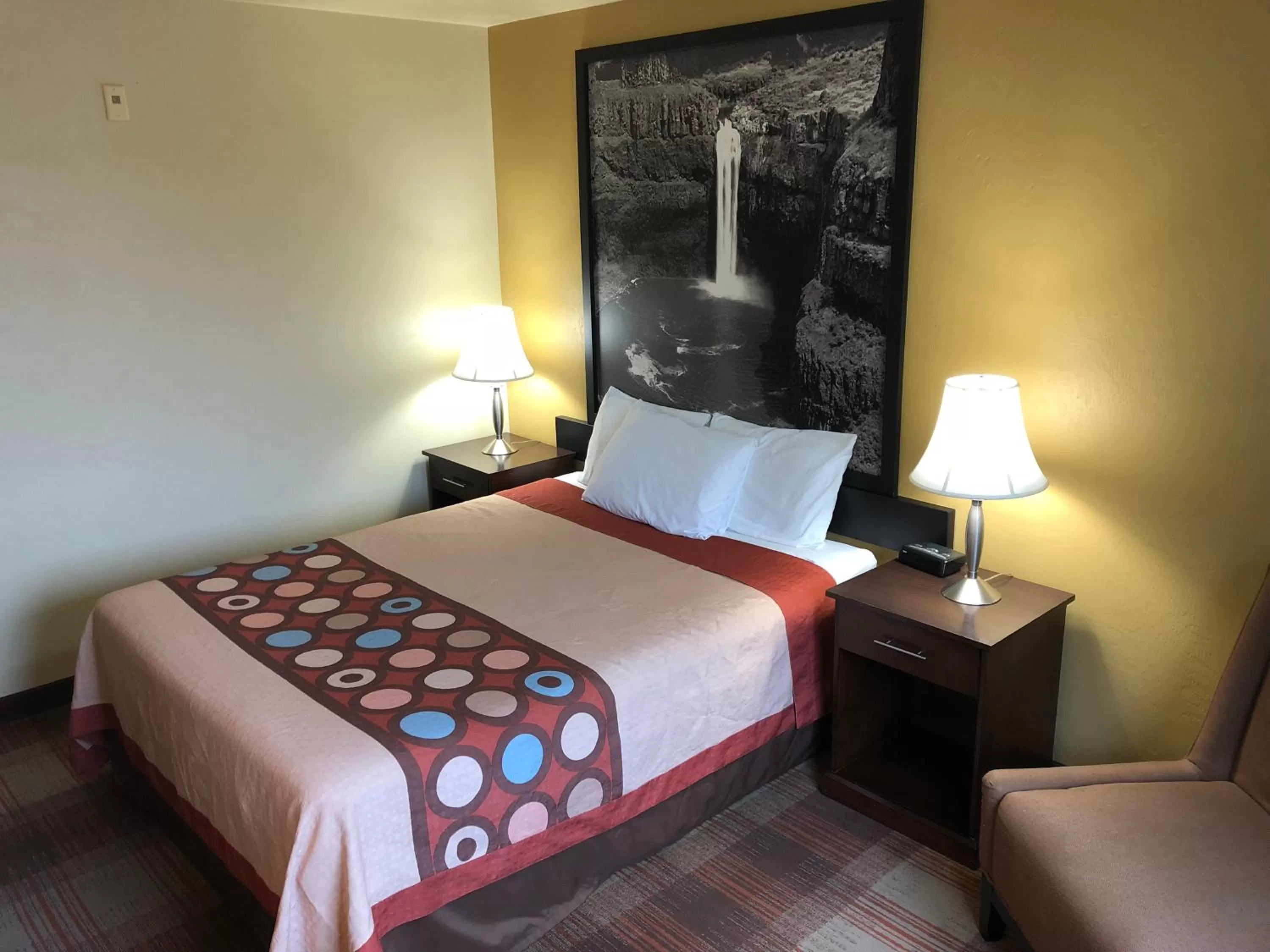 Queen Room - Non-Smoking in Super 8 by Wyndham Kennewick