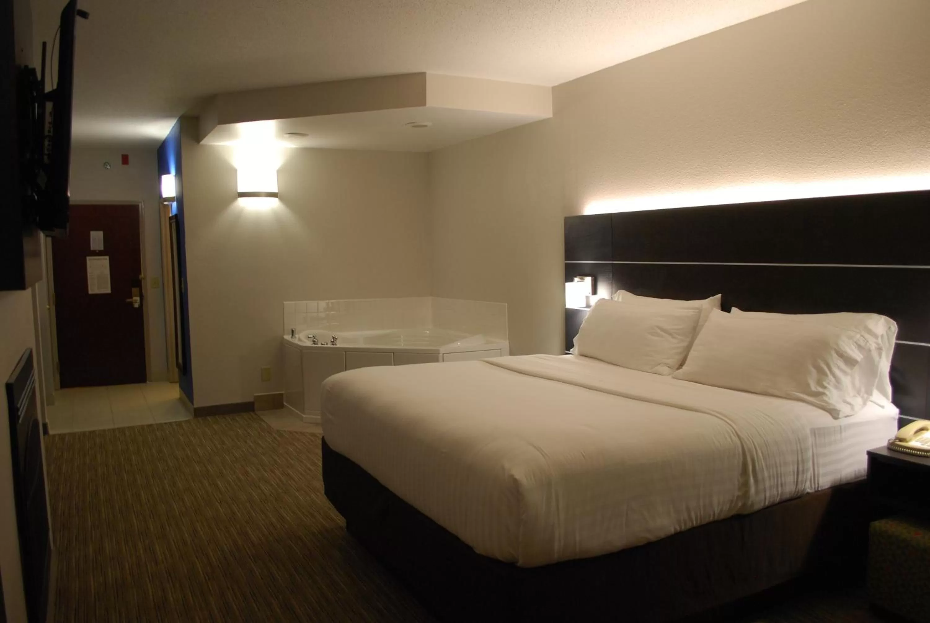 Standard King Room with Sofa Bed in Holiday Inn Express Hotel & Suites Kingsport-Meadowview I-26 by IHG