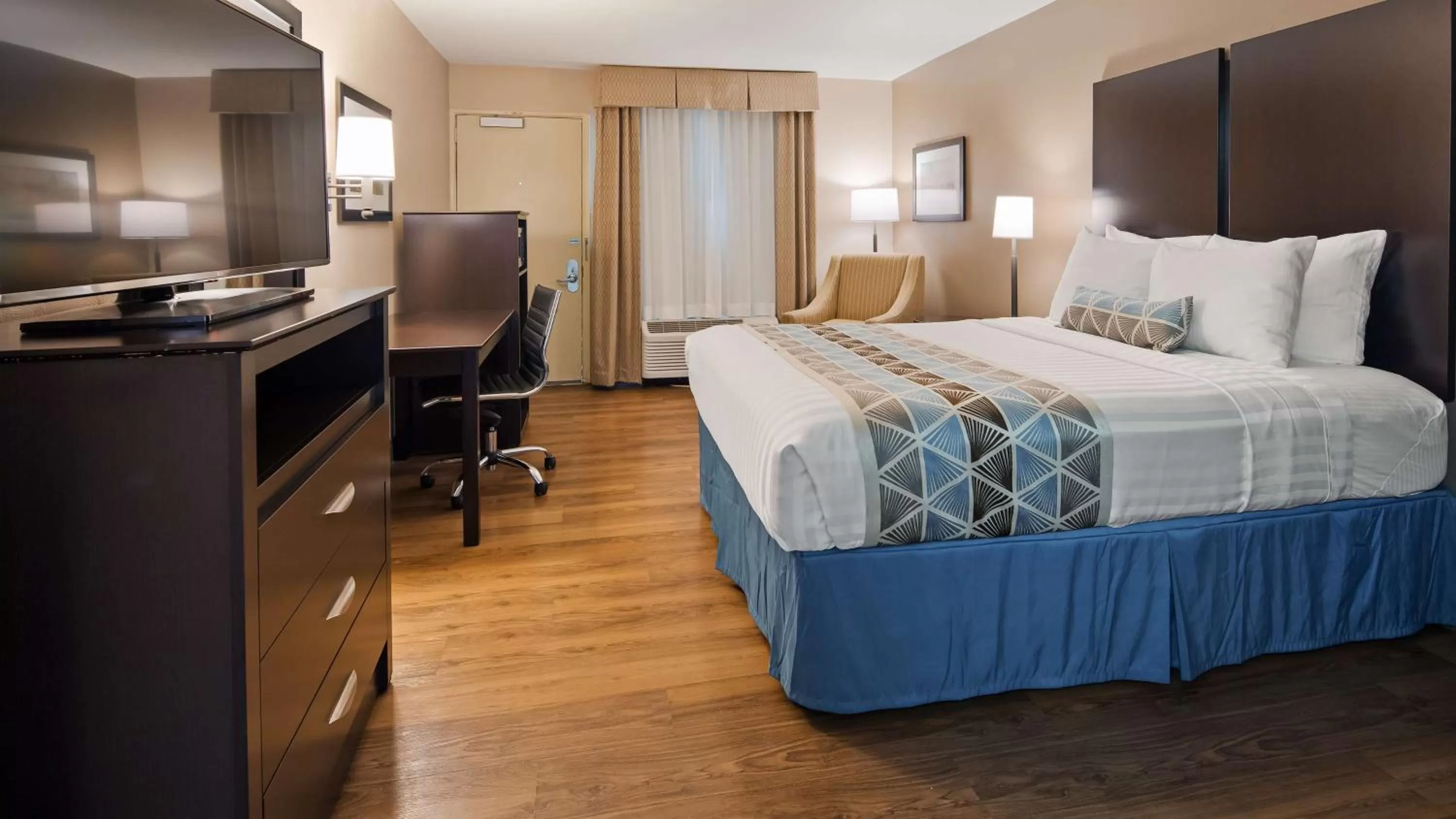 Queen Room with Roll-in Shower - Disability Access - Non-smoking in Best Western Annapolis