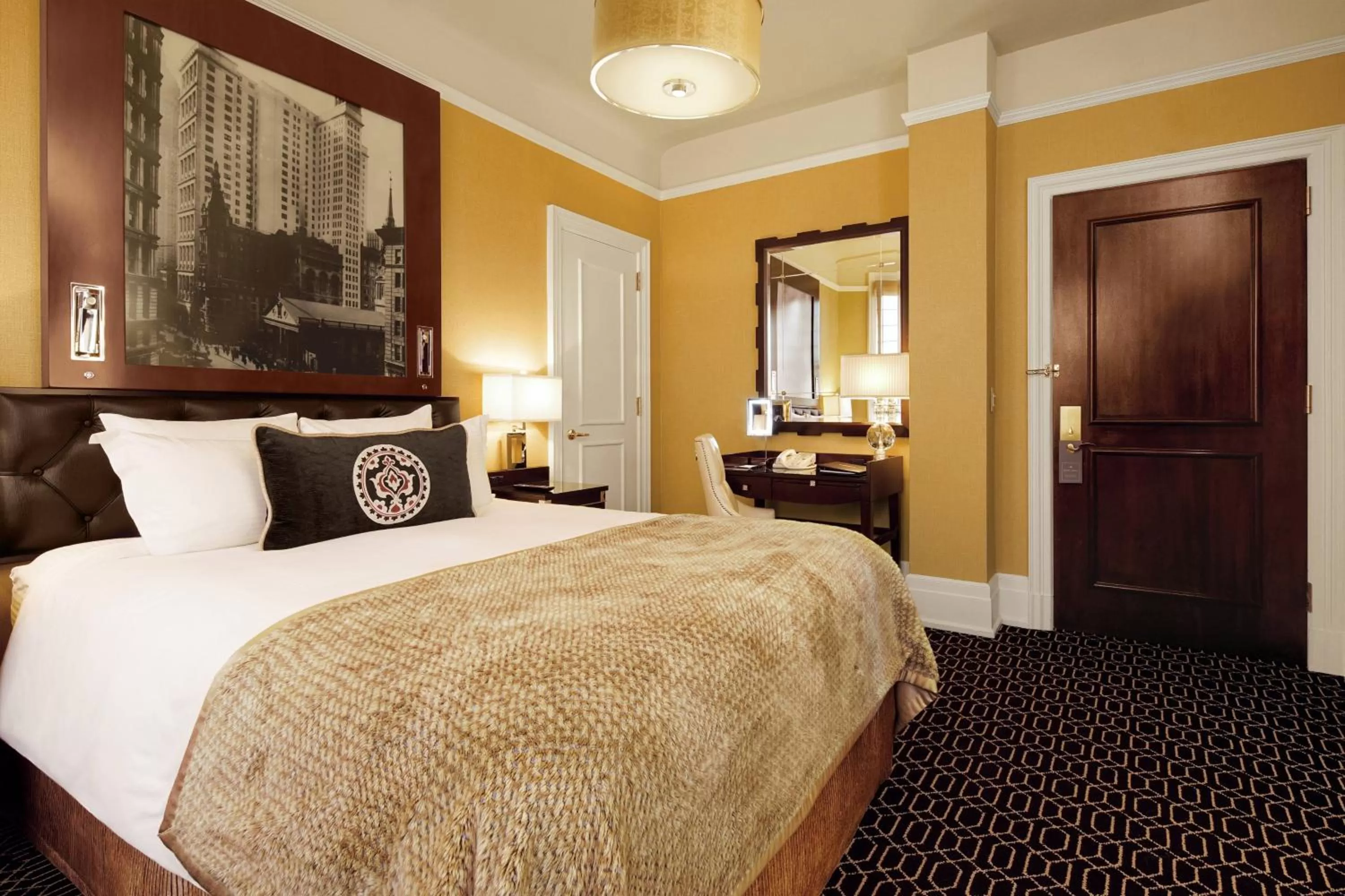 Deluxe Queen Room in The Algonquin Hotel Times Square, Autograph Collection