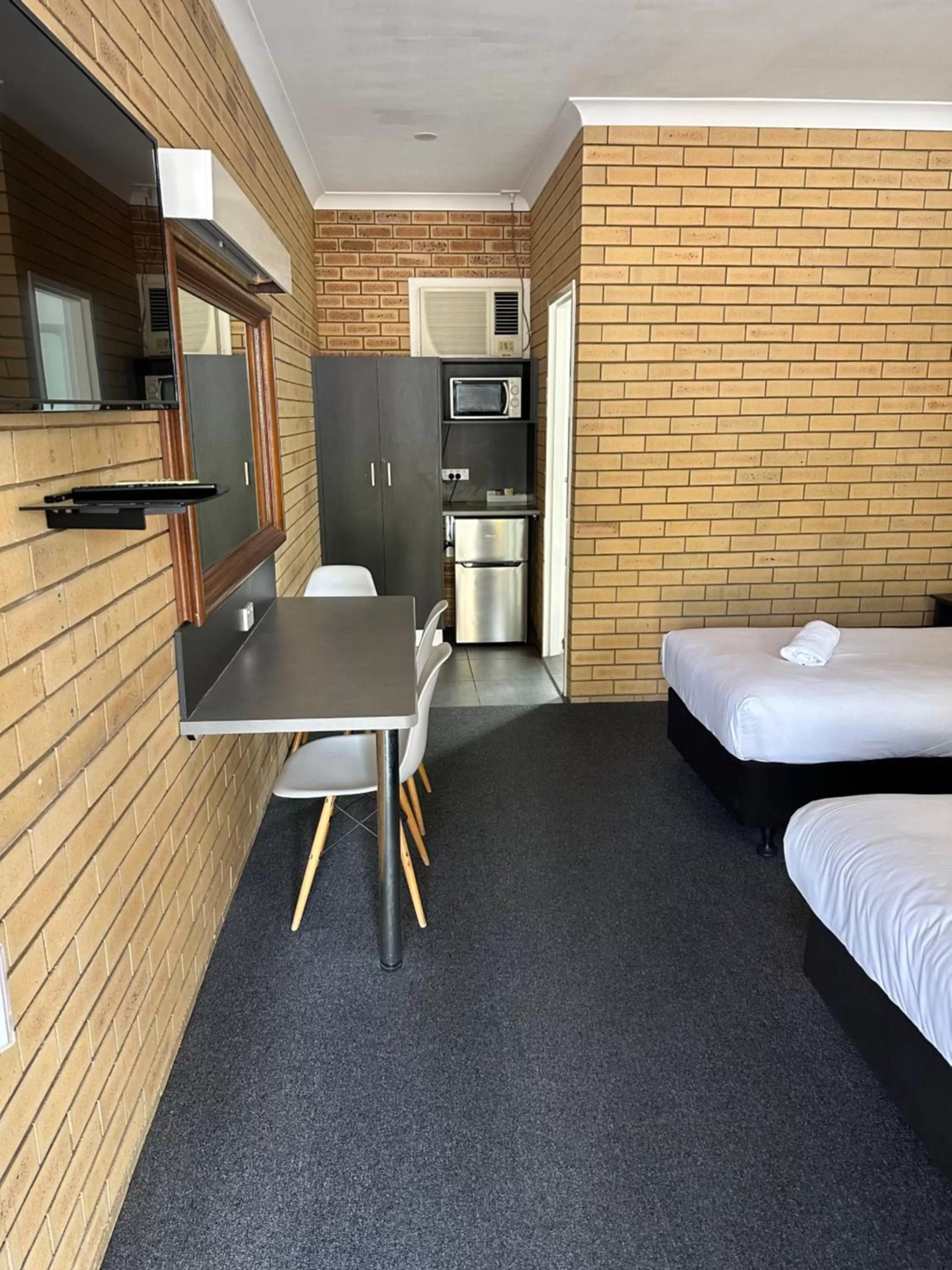 Budget Twin Room in Blue Violet Motor Inn