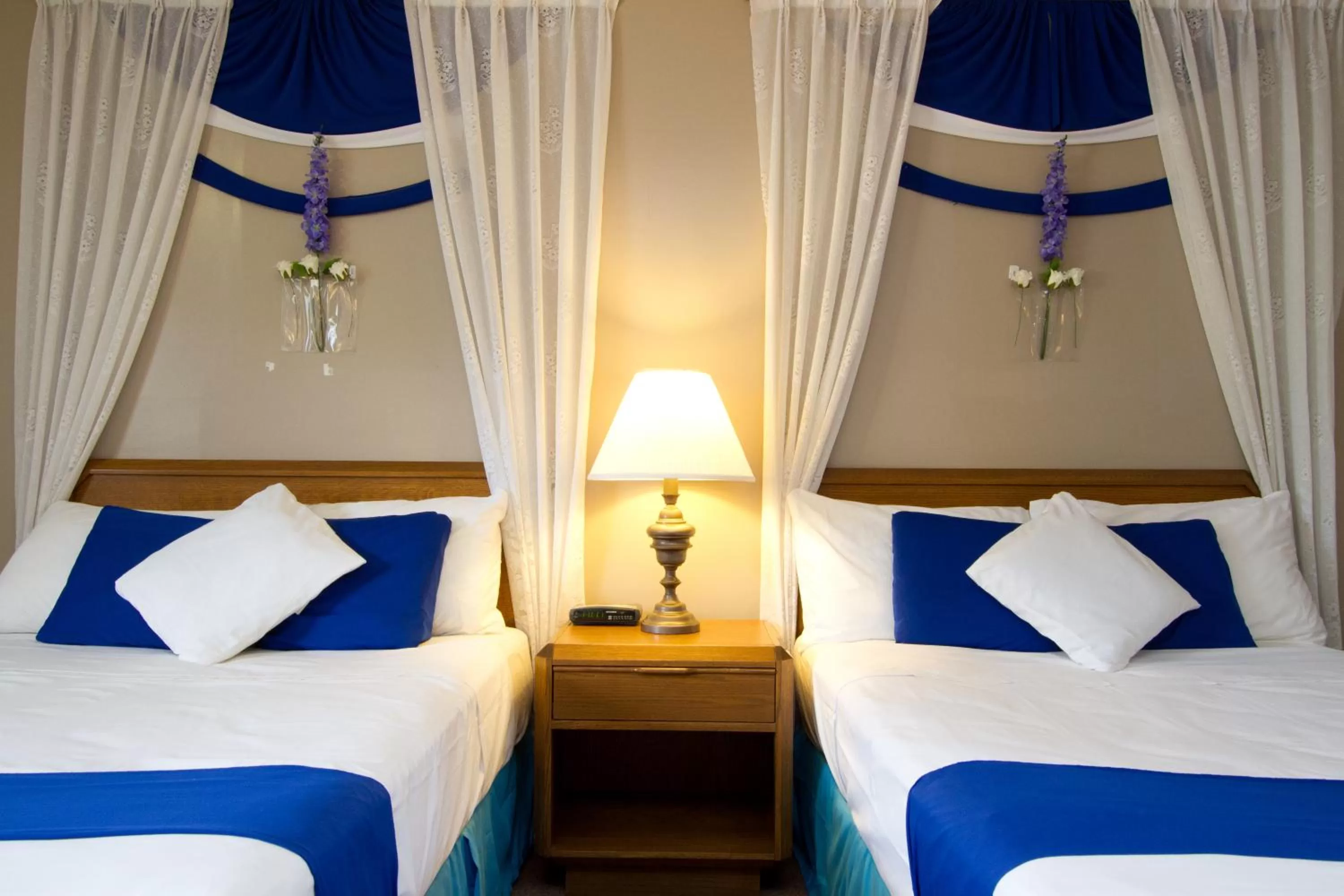 Double Room with Two Double Beds - Non-Smoking in Knights Inn Lindsay