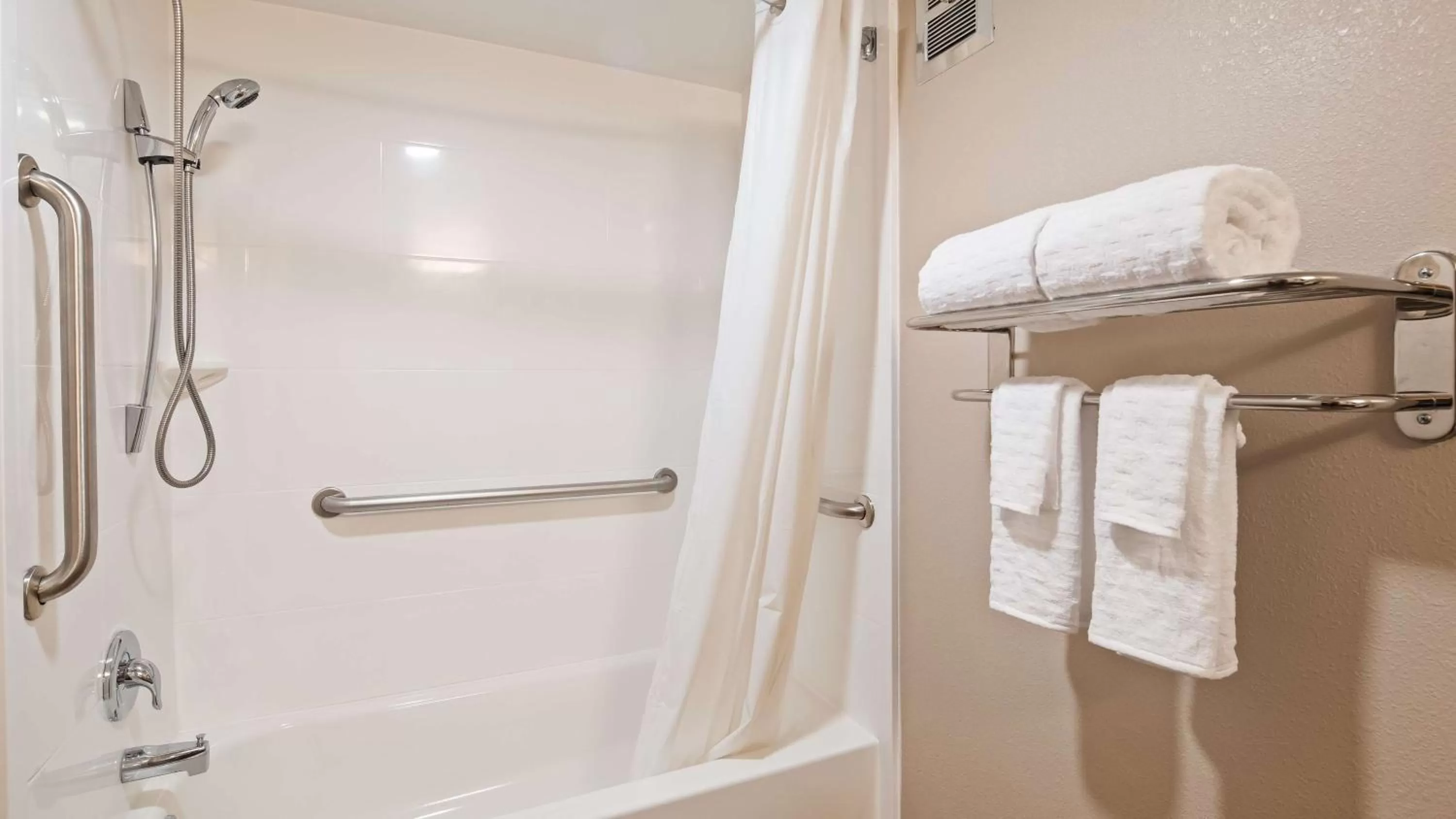 Queen Room with Bath Tub - Disability Access/Non Smoking in Best Western Annapolis