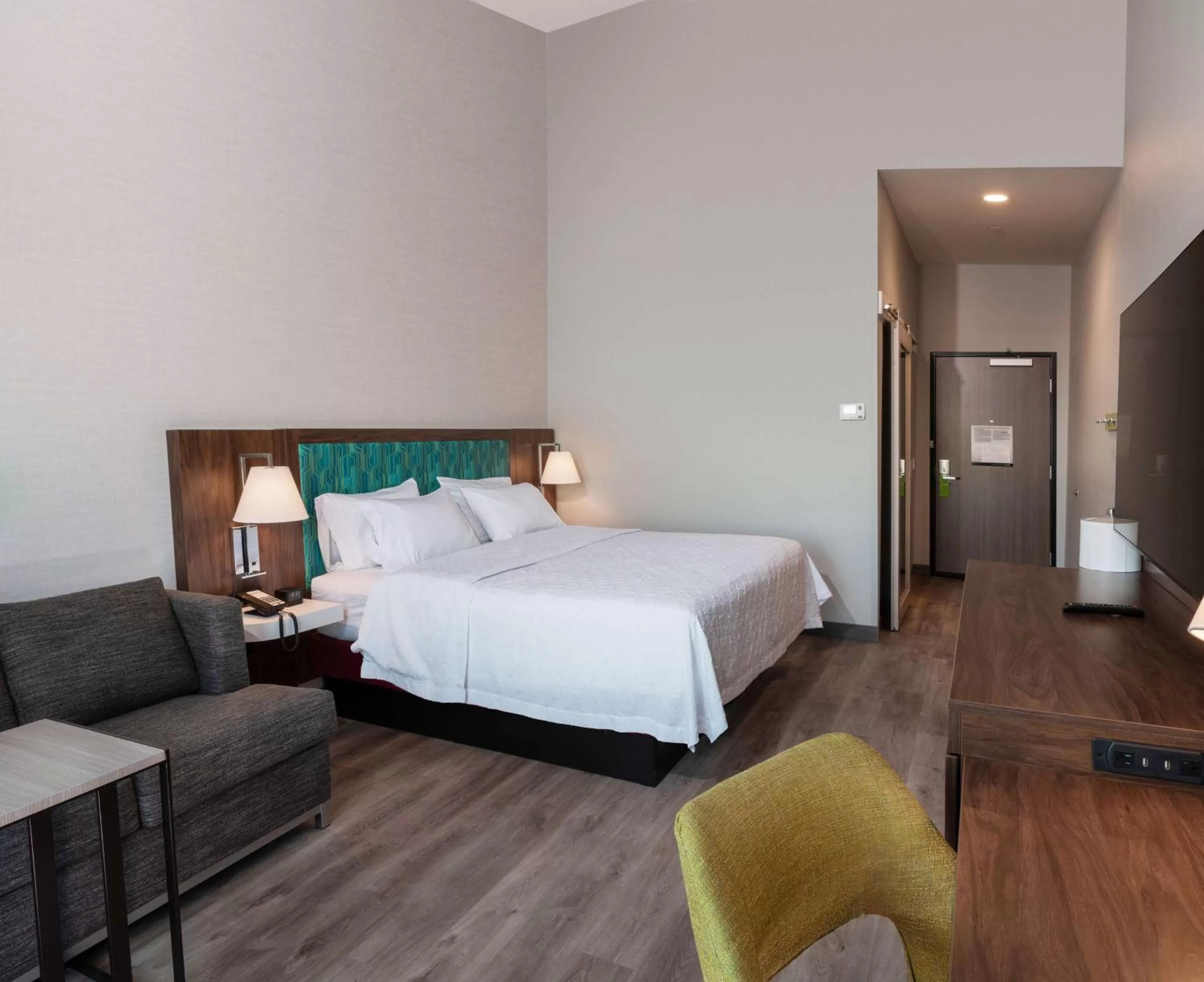 King Room with Sofa Bed - Hearing Access/Non-Smoking in Hampton Inn Riverside March Air Force Base, Ca