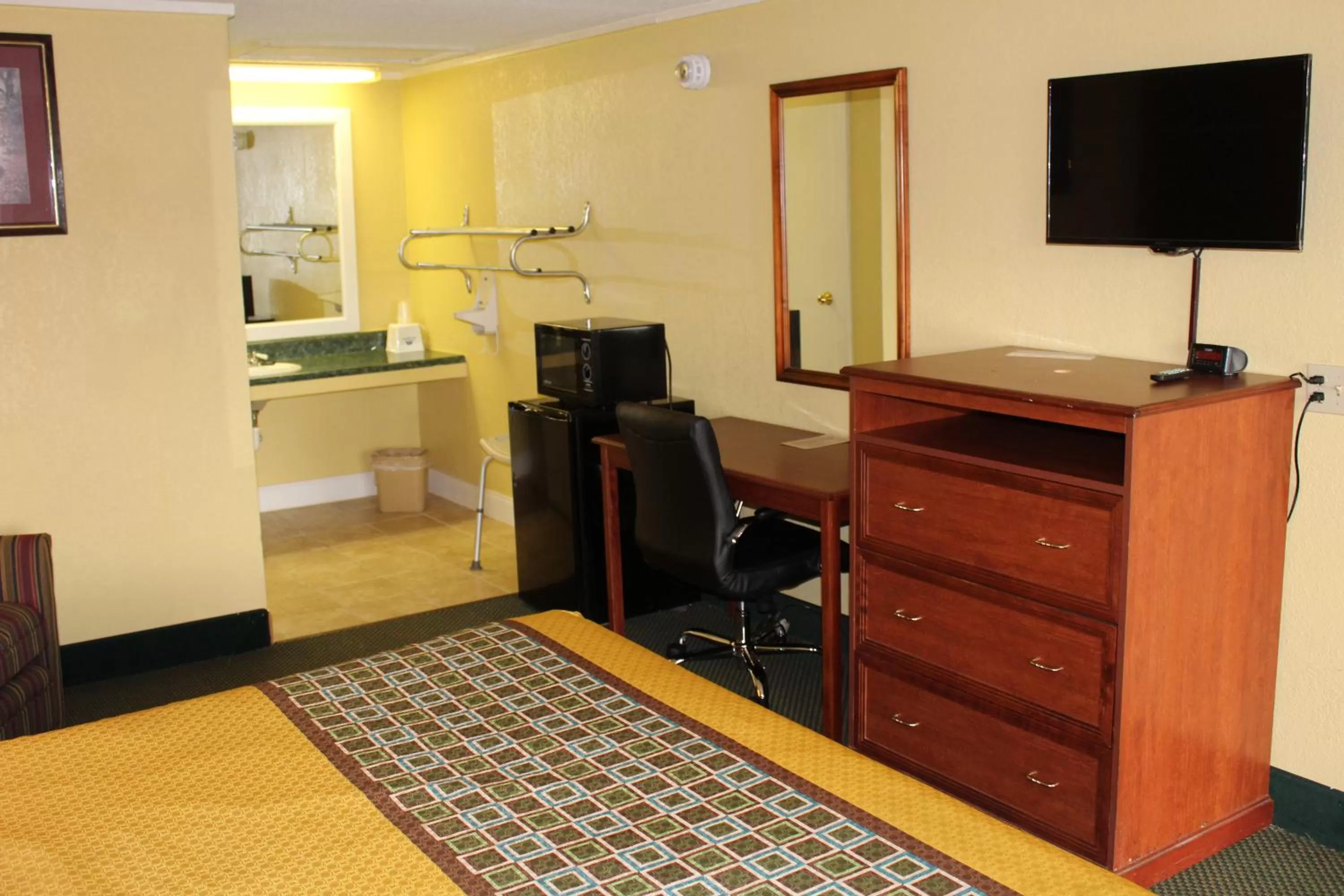 King Room - Disability Access/Non-Smoking in America's Best Value Inn Conyers