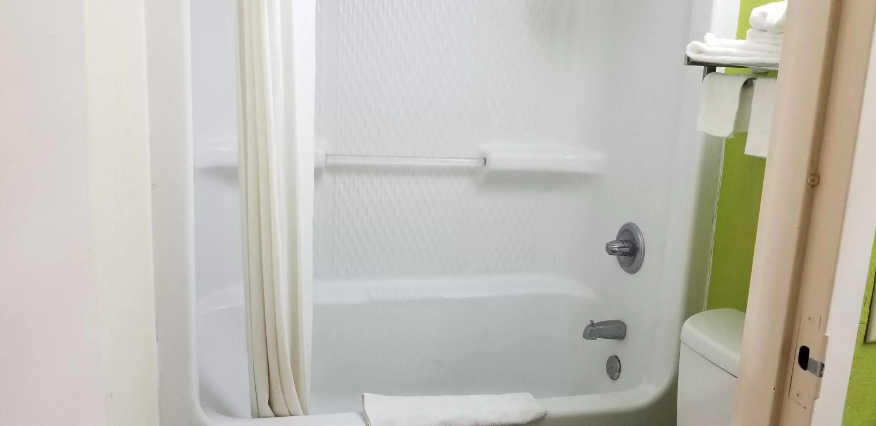 King Room - Non-Smoking in Super 8 by Wyndham Ruther Glen Kings Dominion Area