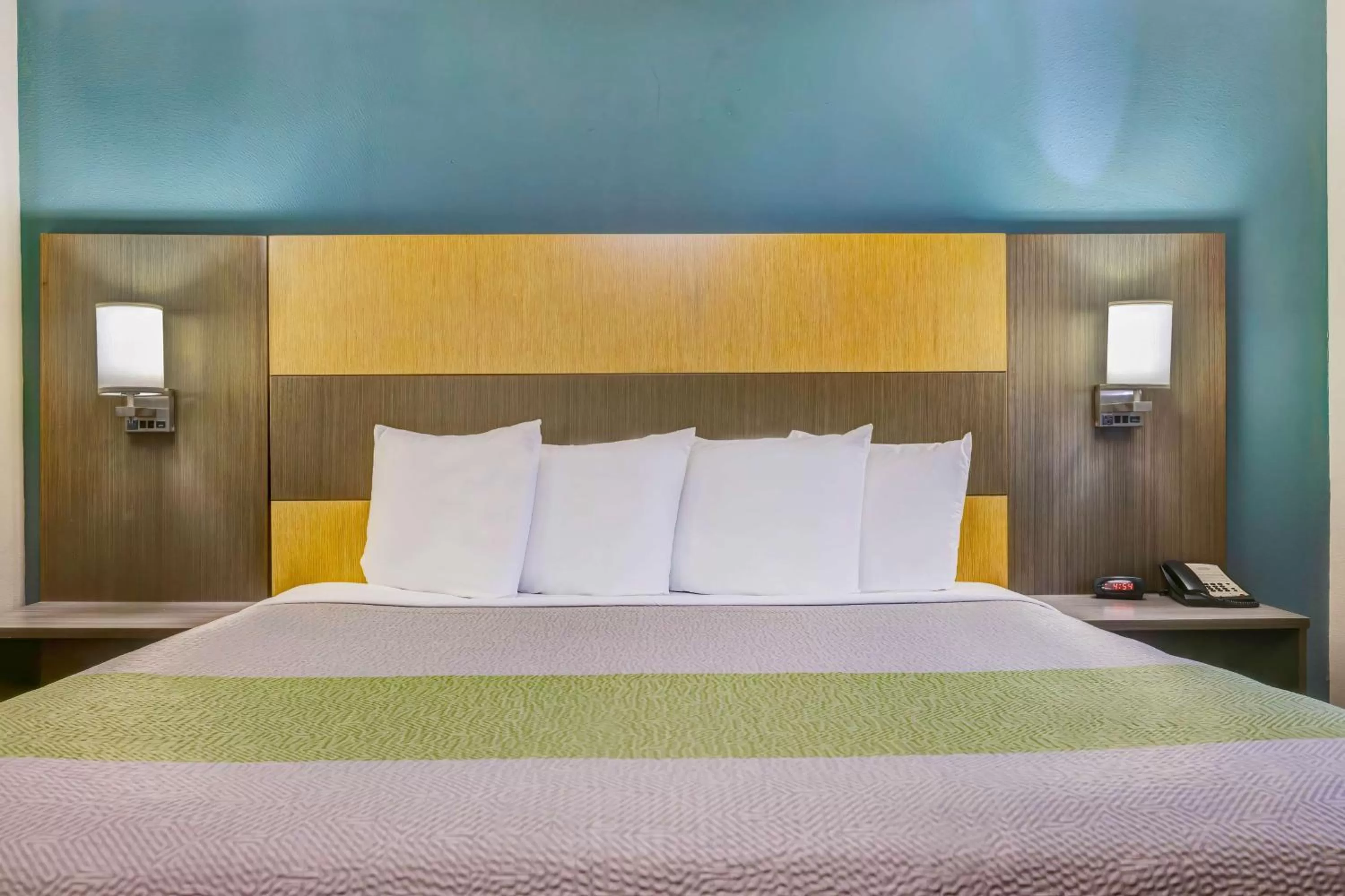 King Room with Roll-in Shower - Disability Access - Non-Smoking in Studio 6 Lenexa - Overland Park