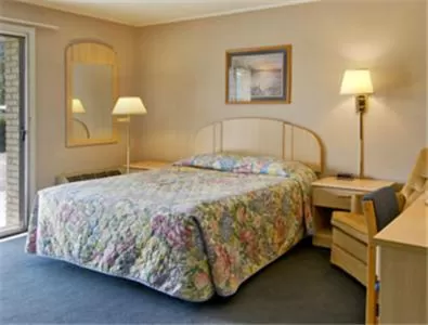 Queen Room - Non-Smoking in Knights Inn Franklin