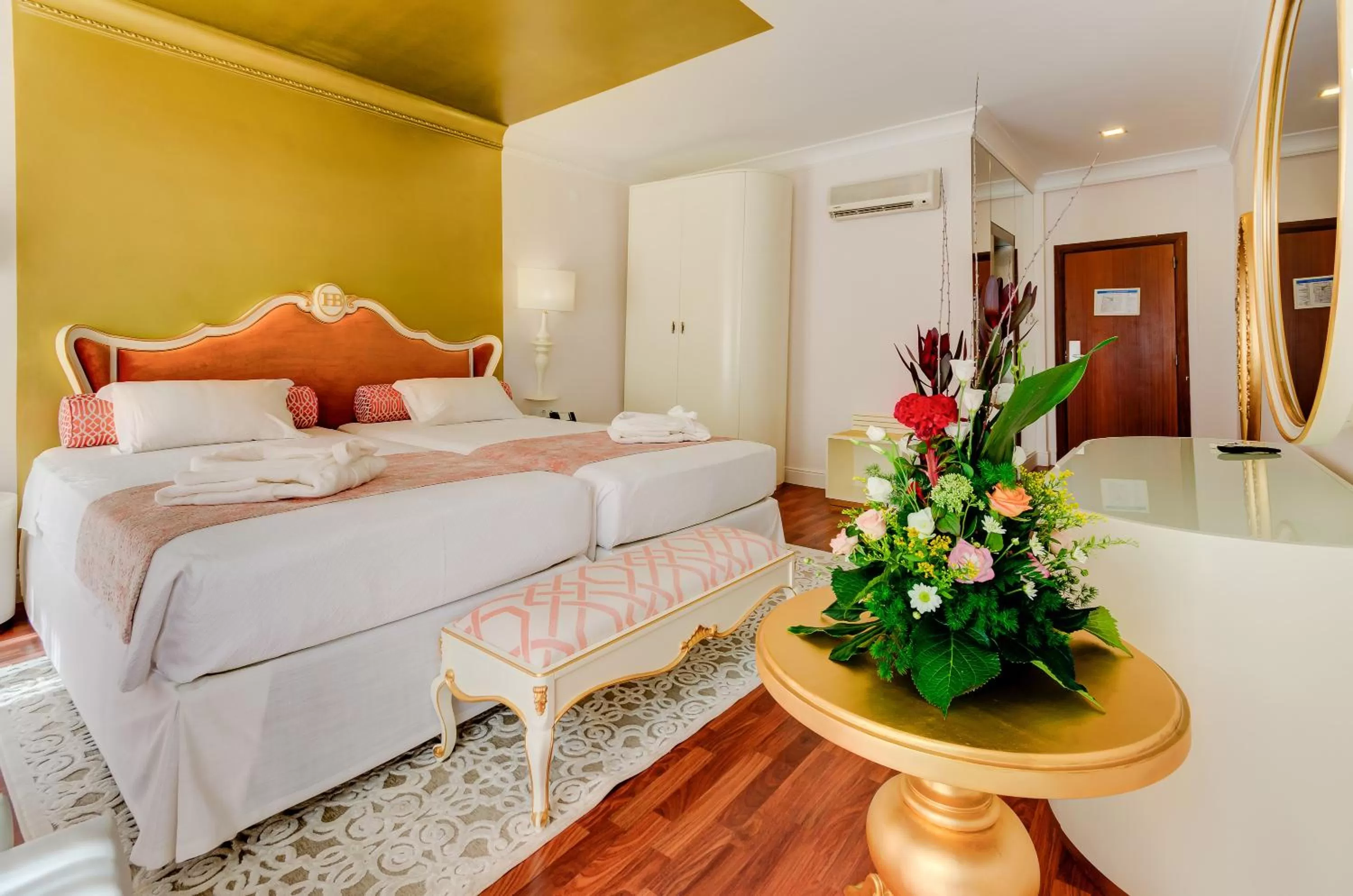 Photo of the whole room, Bed in Hotel Borges Chiado