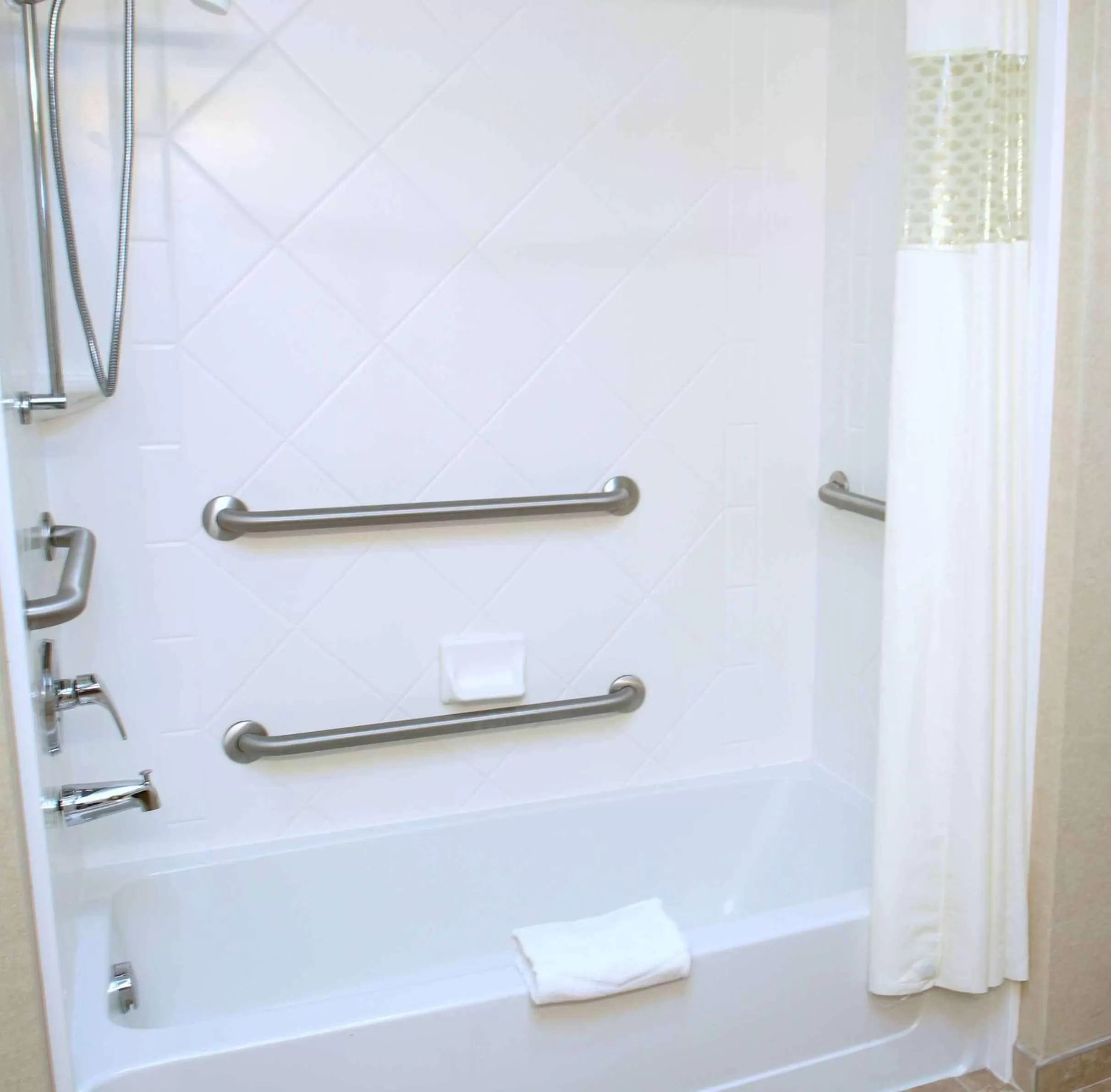 Queen Room with Two Queen Beds and Bathtub - Non-Smoking in Hampton Inn & Suites Chesapeake-Square Mall