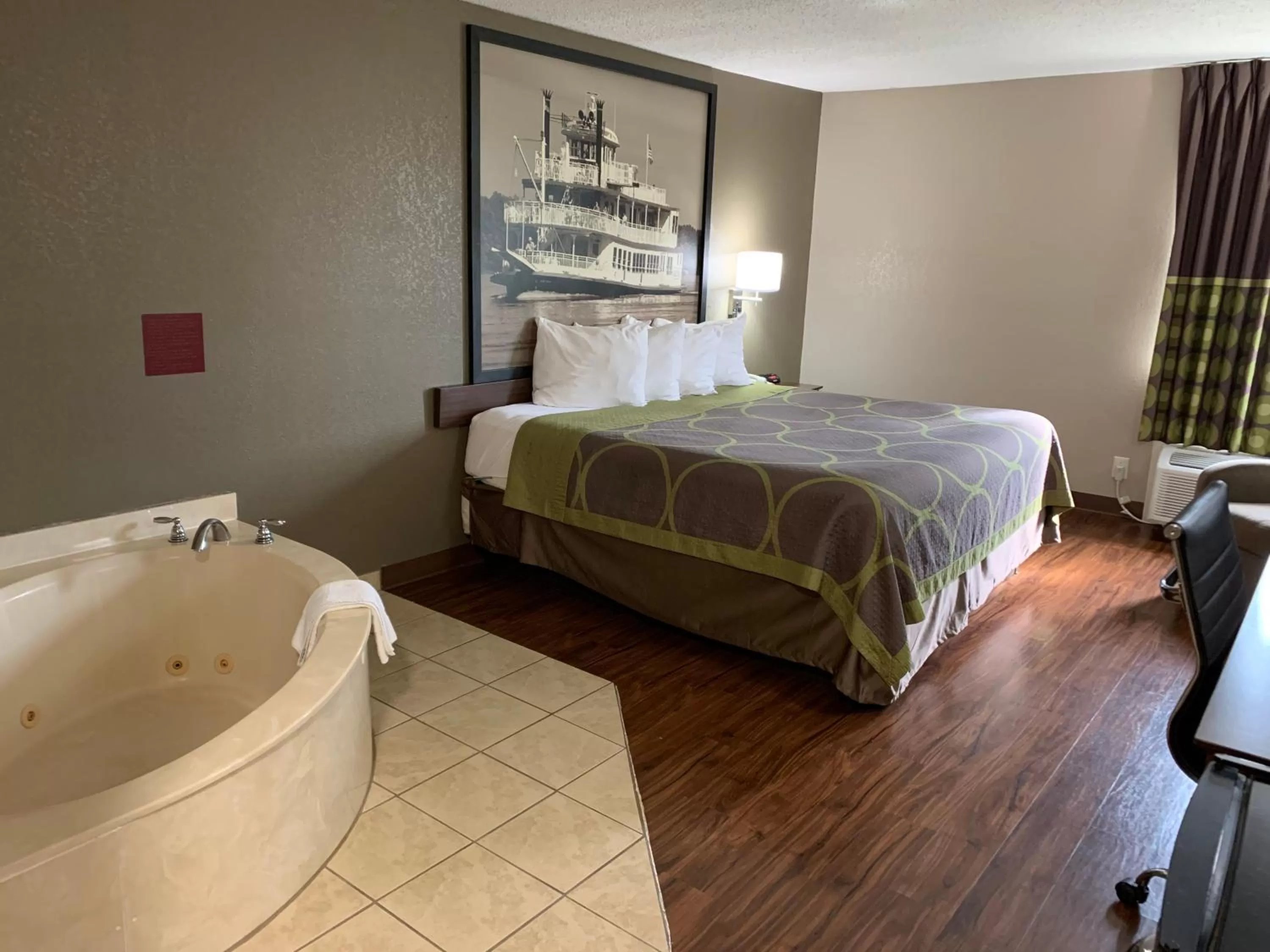 King Studio Suite - Smoking in Super 8 by Wyndham Hernando