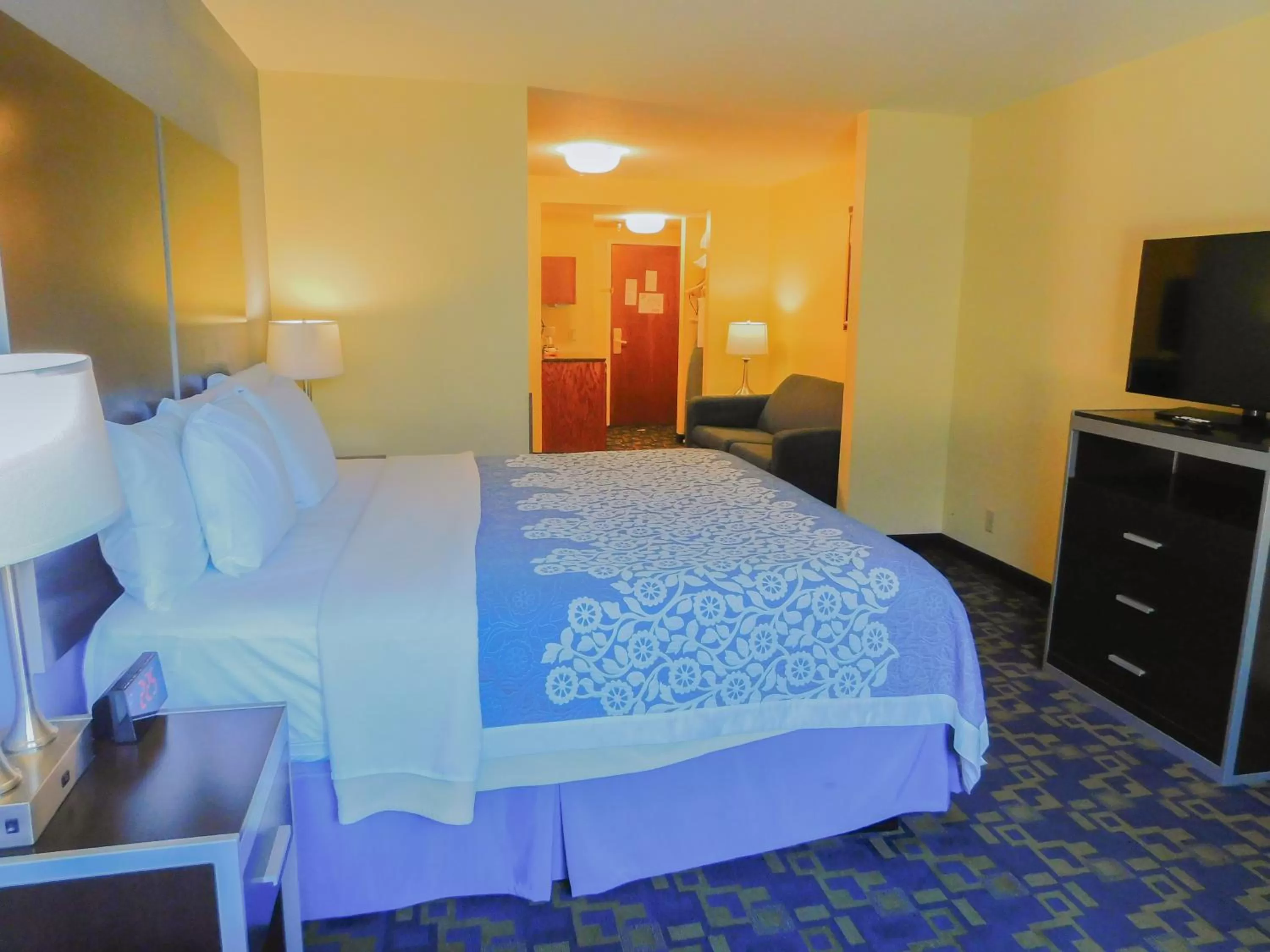 King Suite - Non-Smoking in Days Inn & Suites by Wyndham Pocahontas