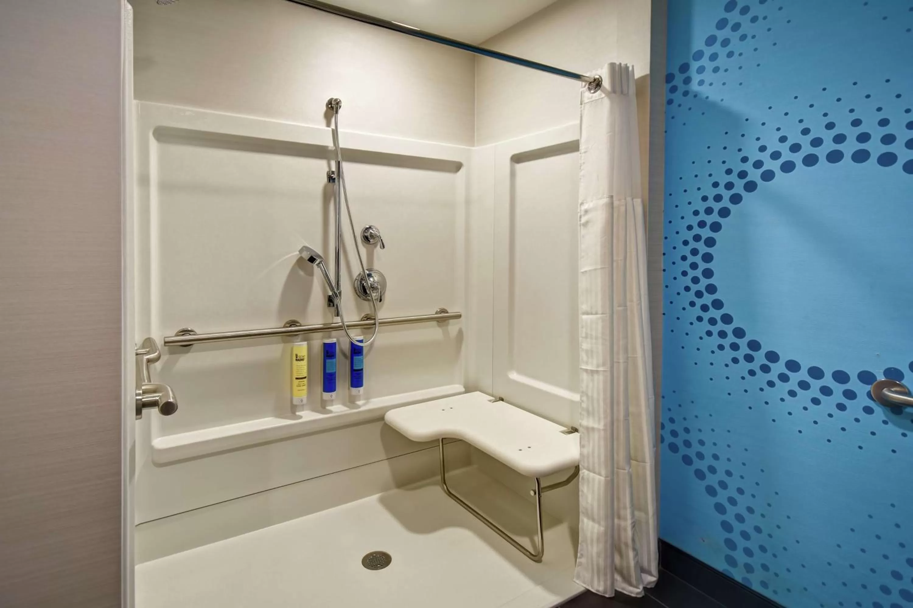 King Room with Roll-In Shower - Mobility Access in Tru By Hilton Fort Wayne