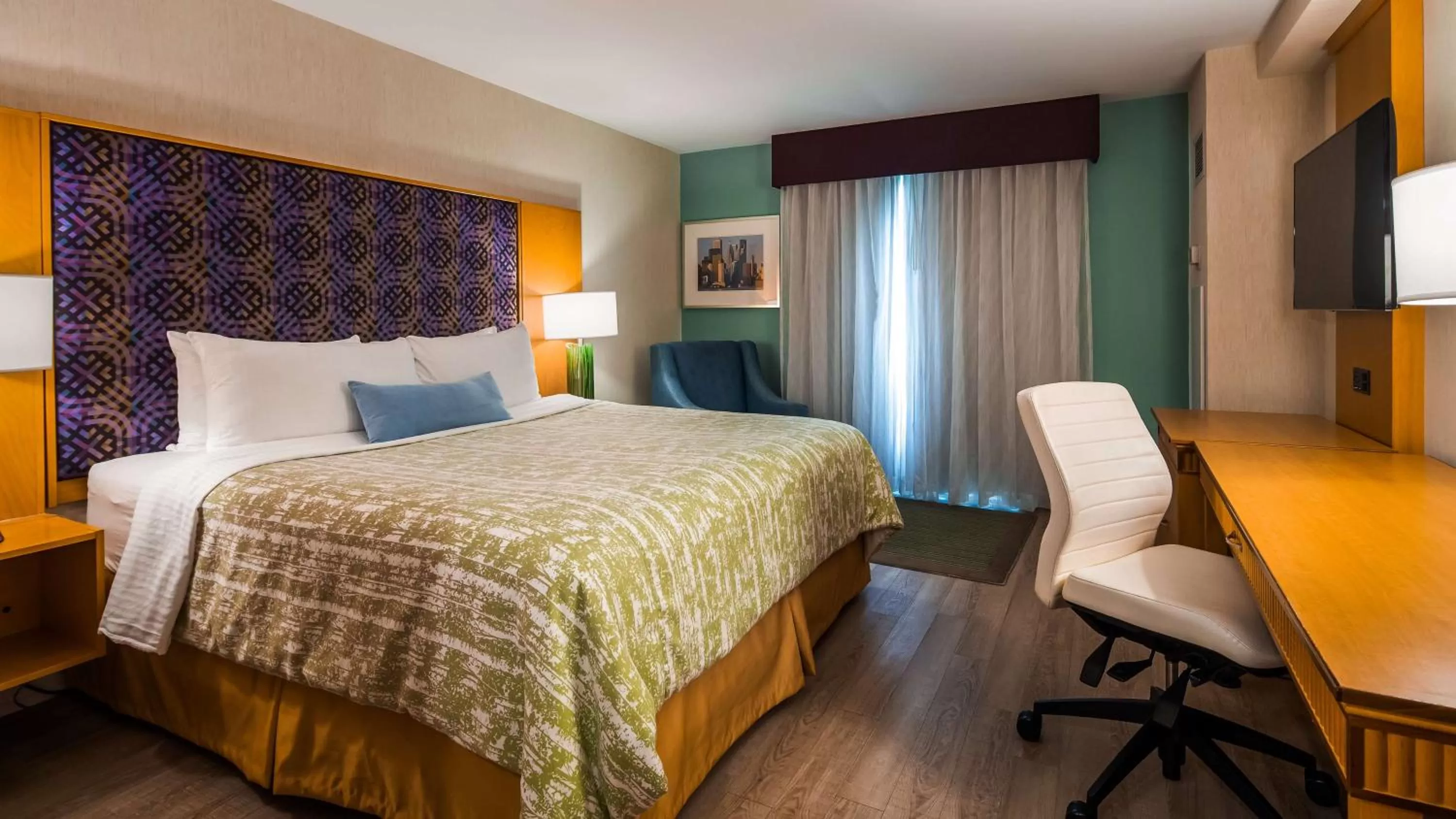 King Room with Roll-In Shower - Disability Access in Best Western Premier Toronto Airport Carlingview Hotel