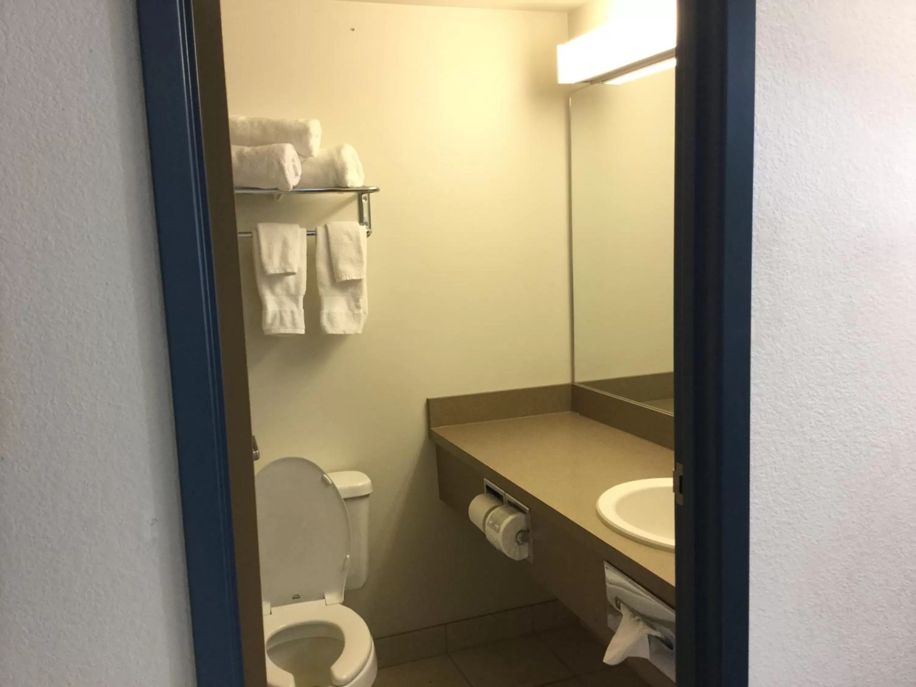 Queen Room - Disability Access - Non-Smoking in Super 8 by Wyndham High River AB