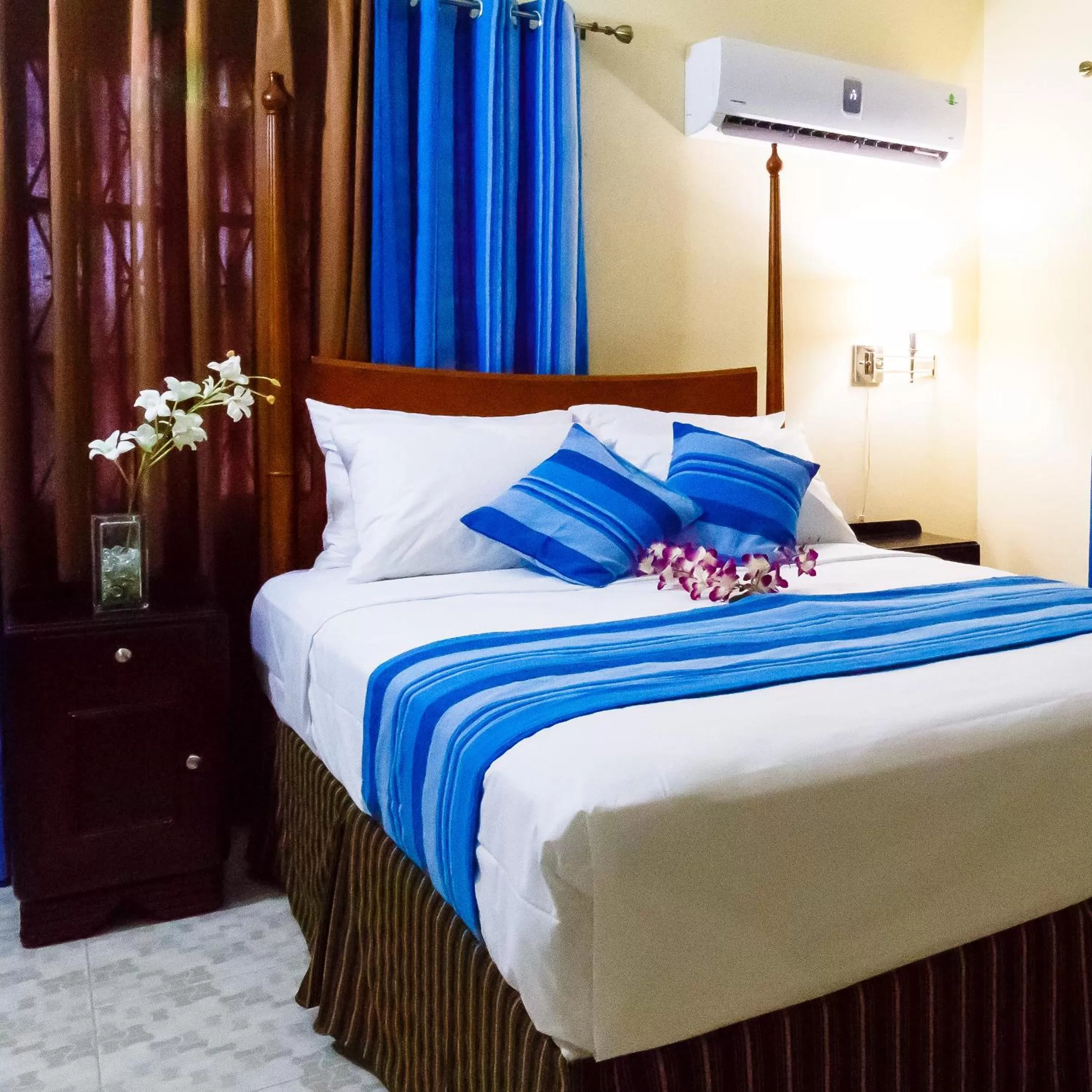 Standard Room with Queen Bed in Jasmine Inn