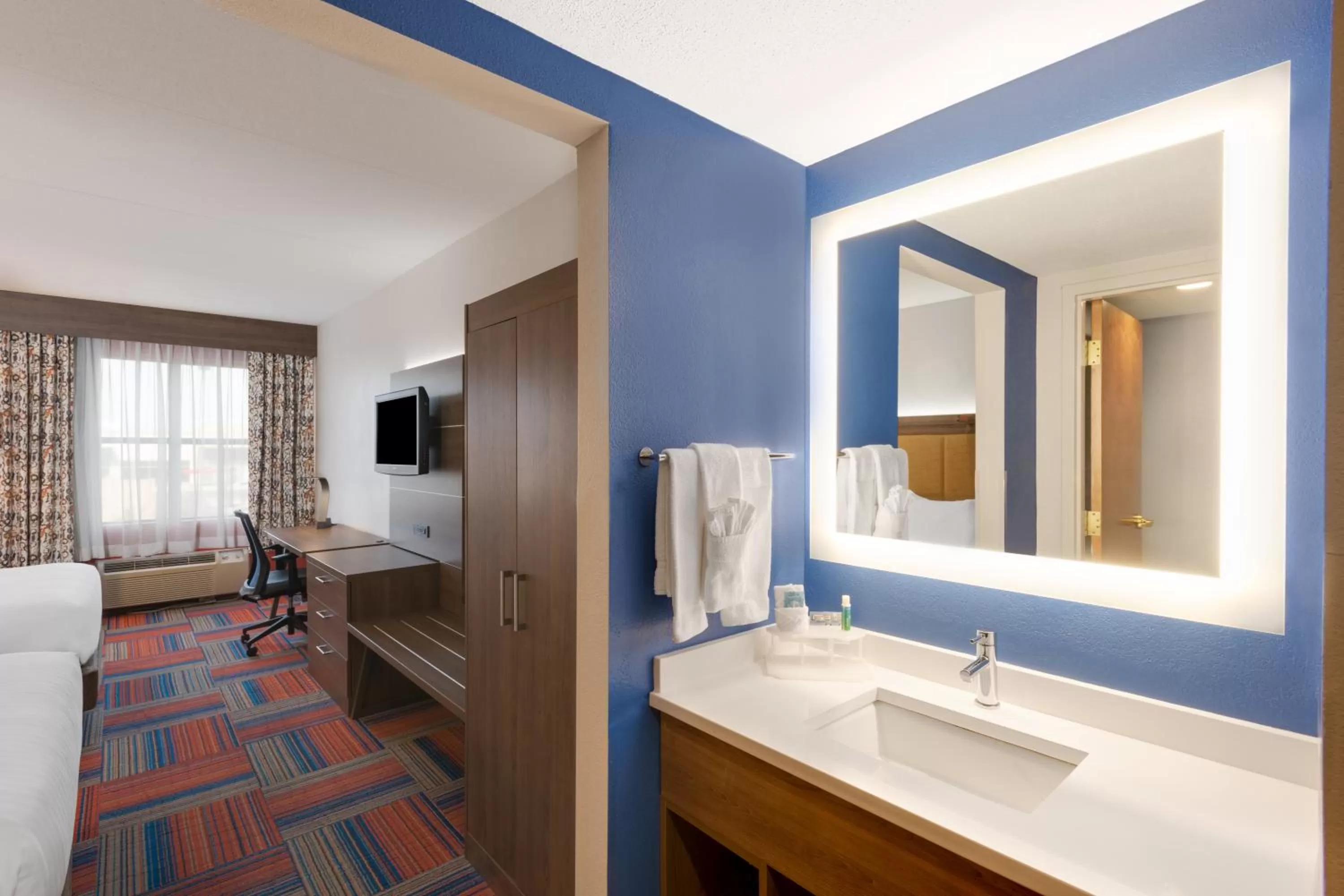 Standard Queen Room with Two Queen Beds in Holiday Inn Express Cambridge by IHG