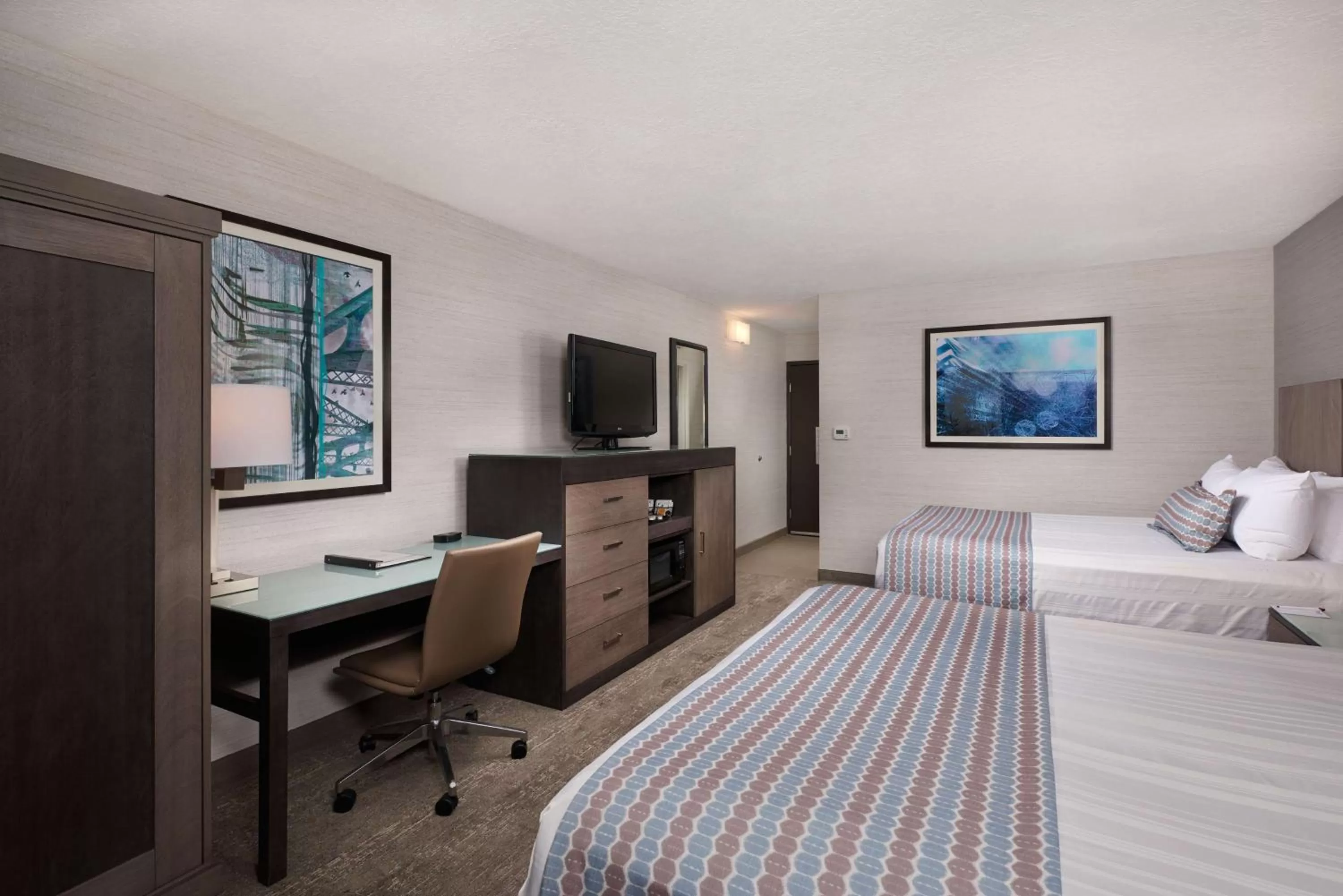 Queen Room with Two Queen Beds and Bath Tub - Pet Friendly/Disability Access/Non-Smoking in Best Western Plus Agate Beach Inn