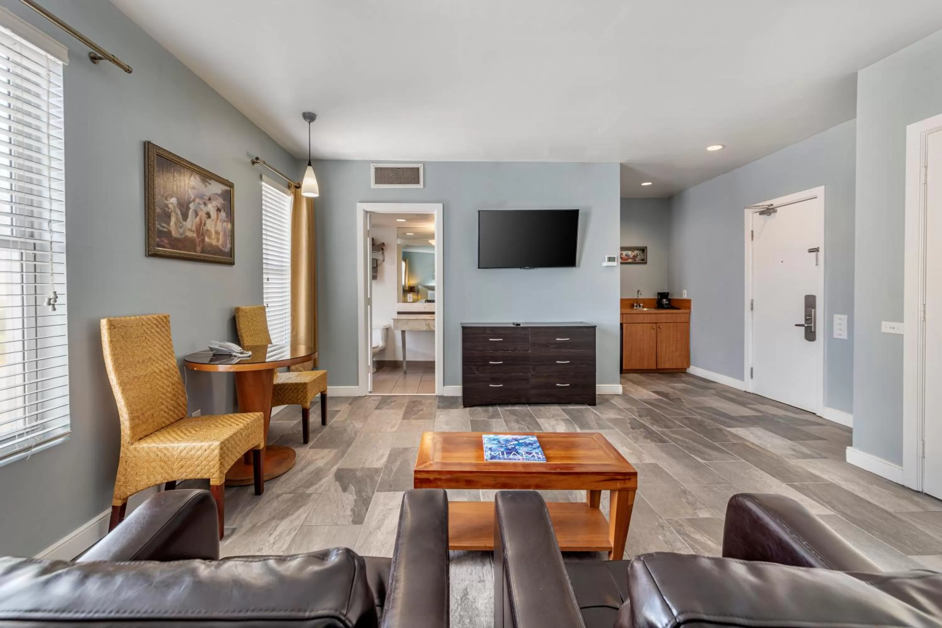 King Suite in La Flora by LuxUrban