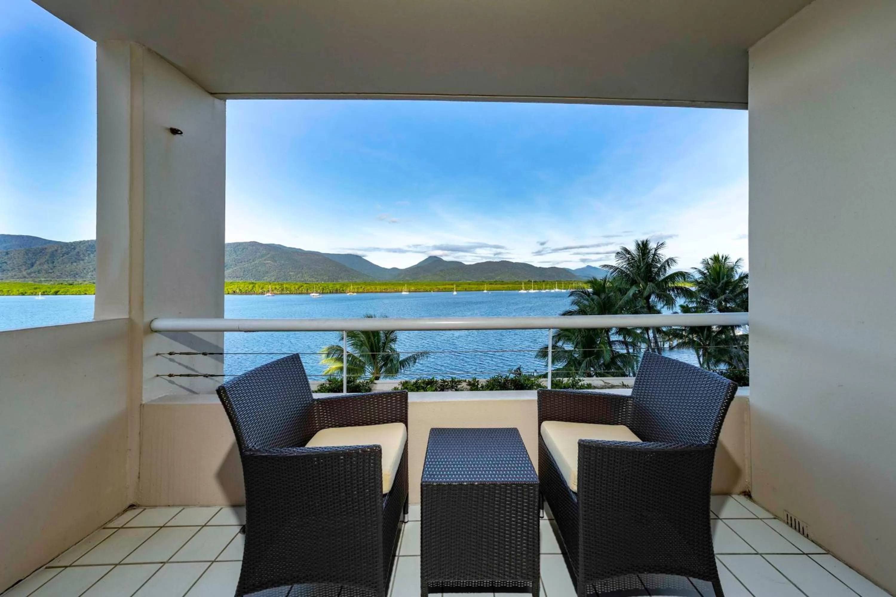 Corner Double Room in Hilton Cairns