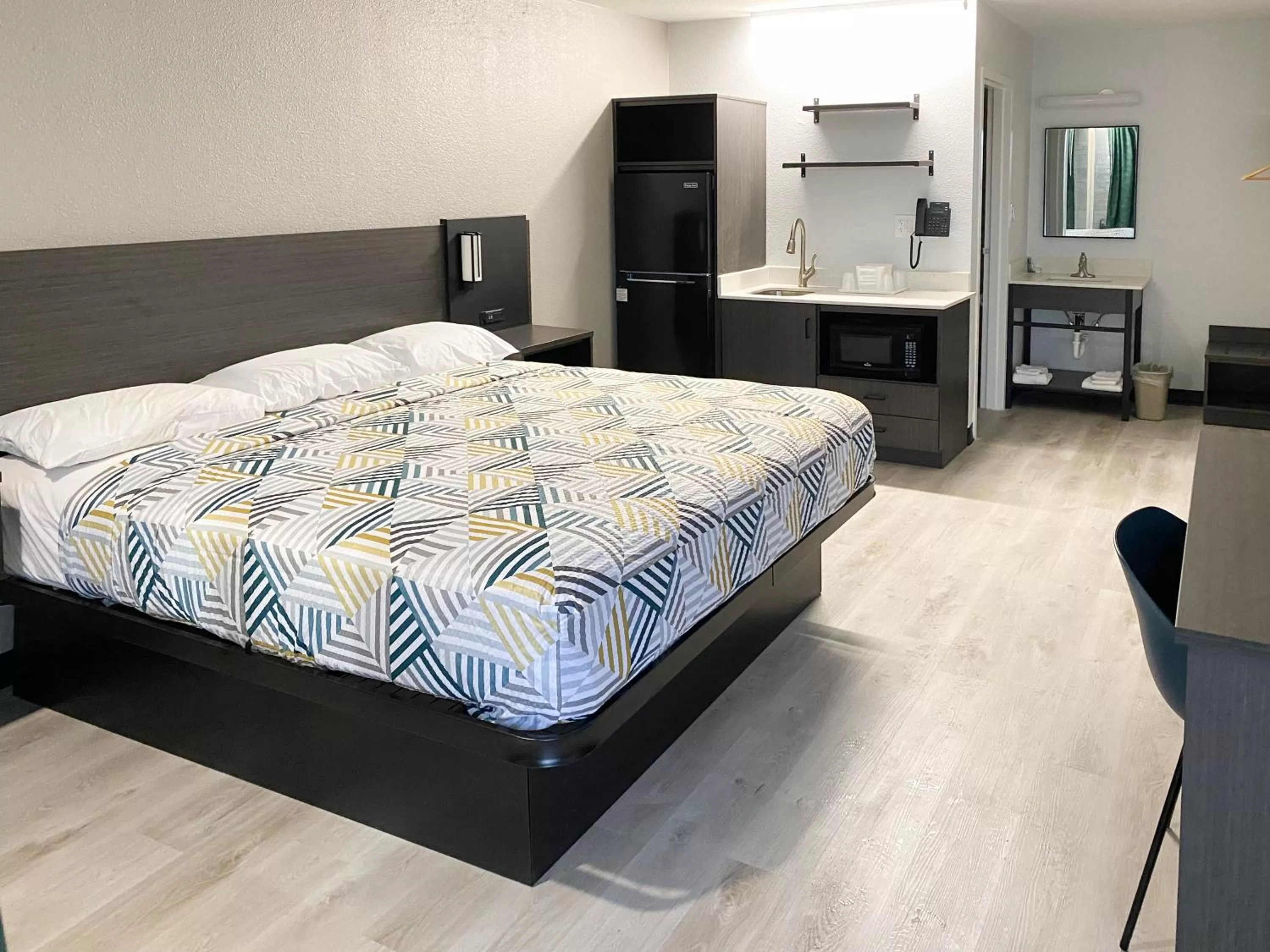 Deluxe King Room - Smoking in Studio 6 Rosenberg TX