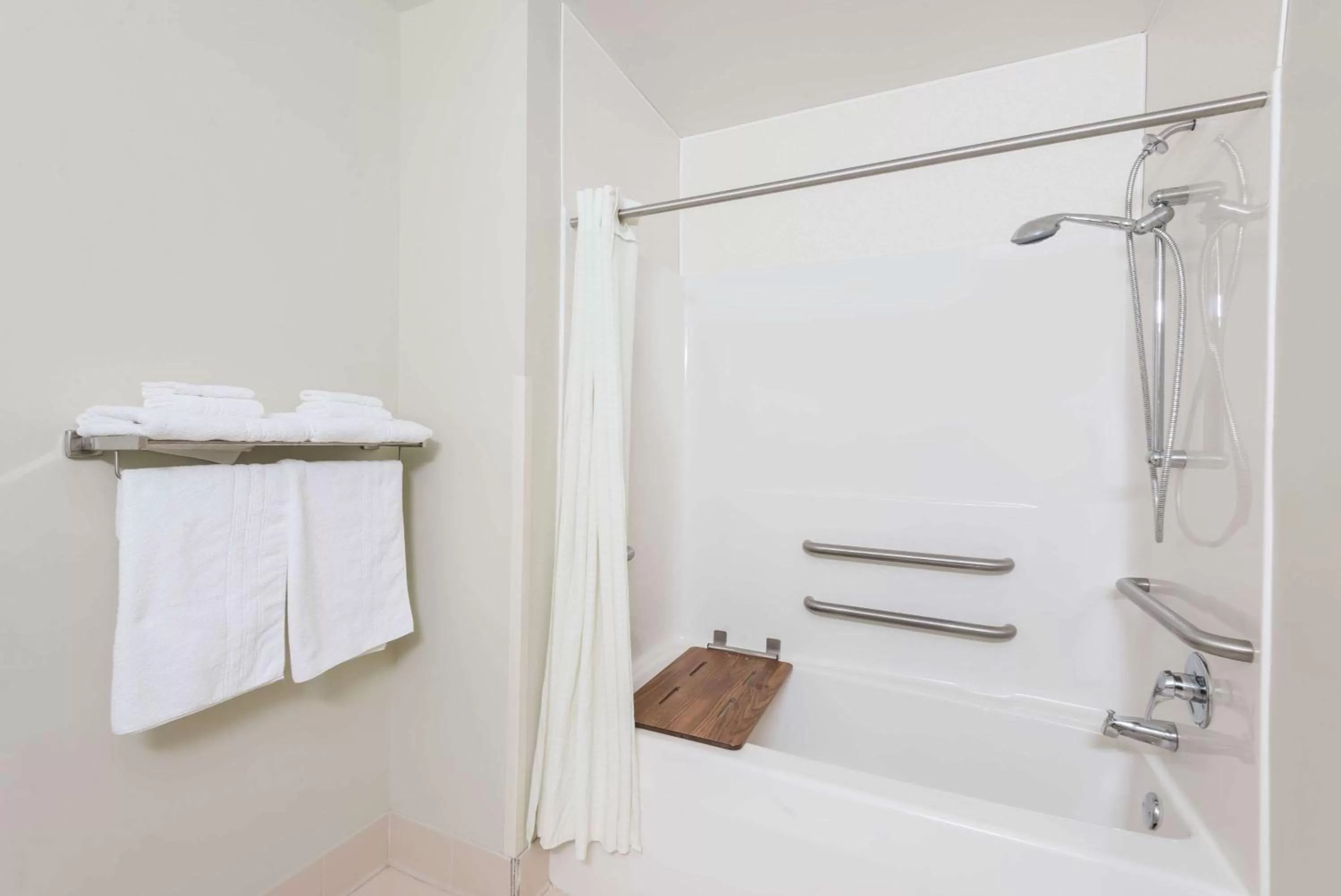 Queen Room - Mobility Access/Non-Smoking in Super 8 by Wyndham Hagerstown/Halfway Area