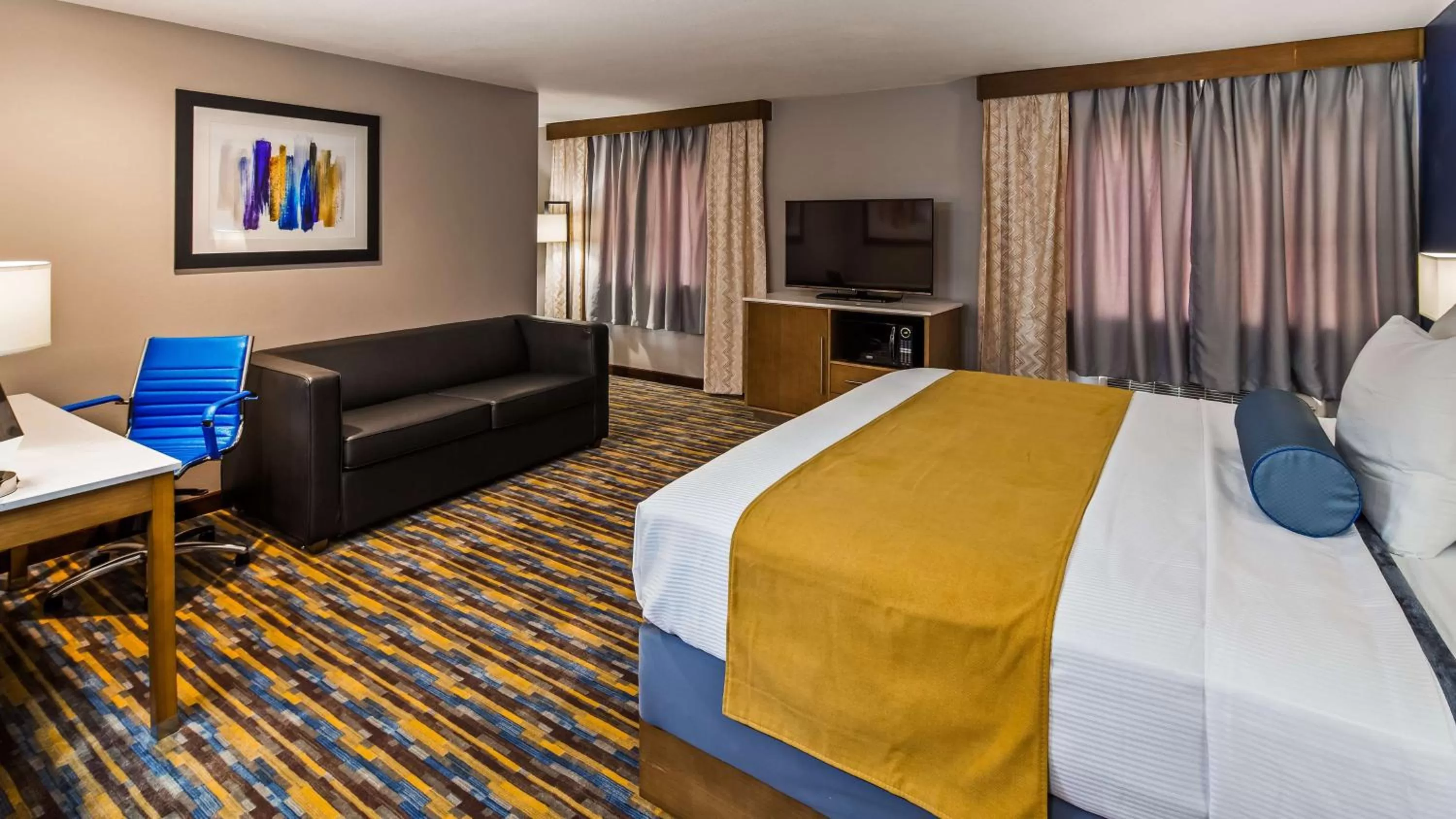 King Suite with Pool View in Best Western DeWitt