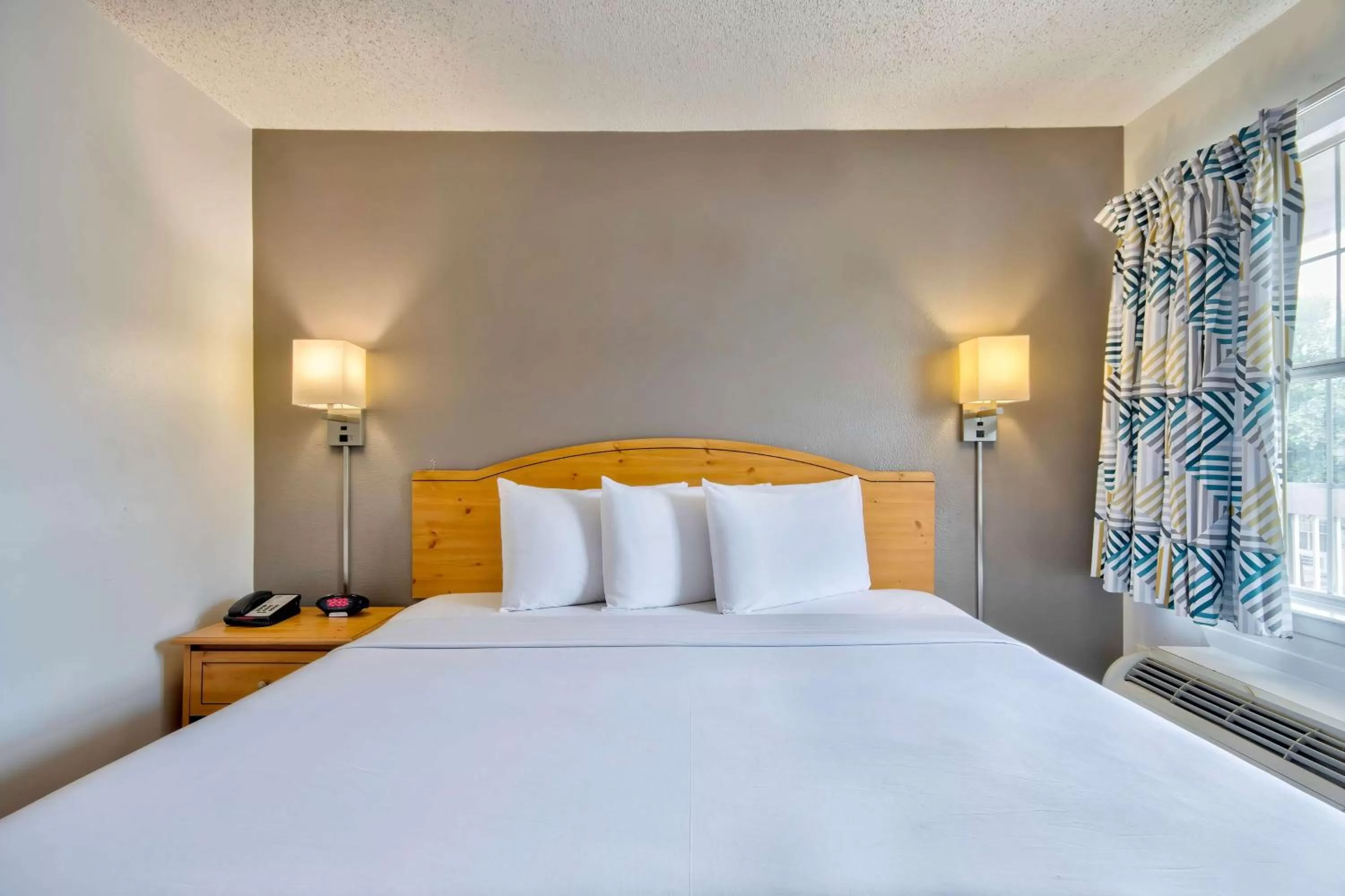 Deluxe King Suite in Studio 6-San Antonio, TX - Six Flags