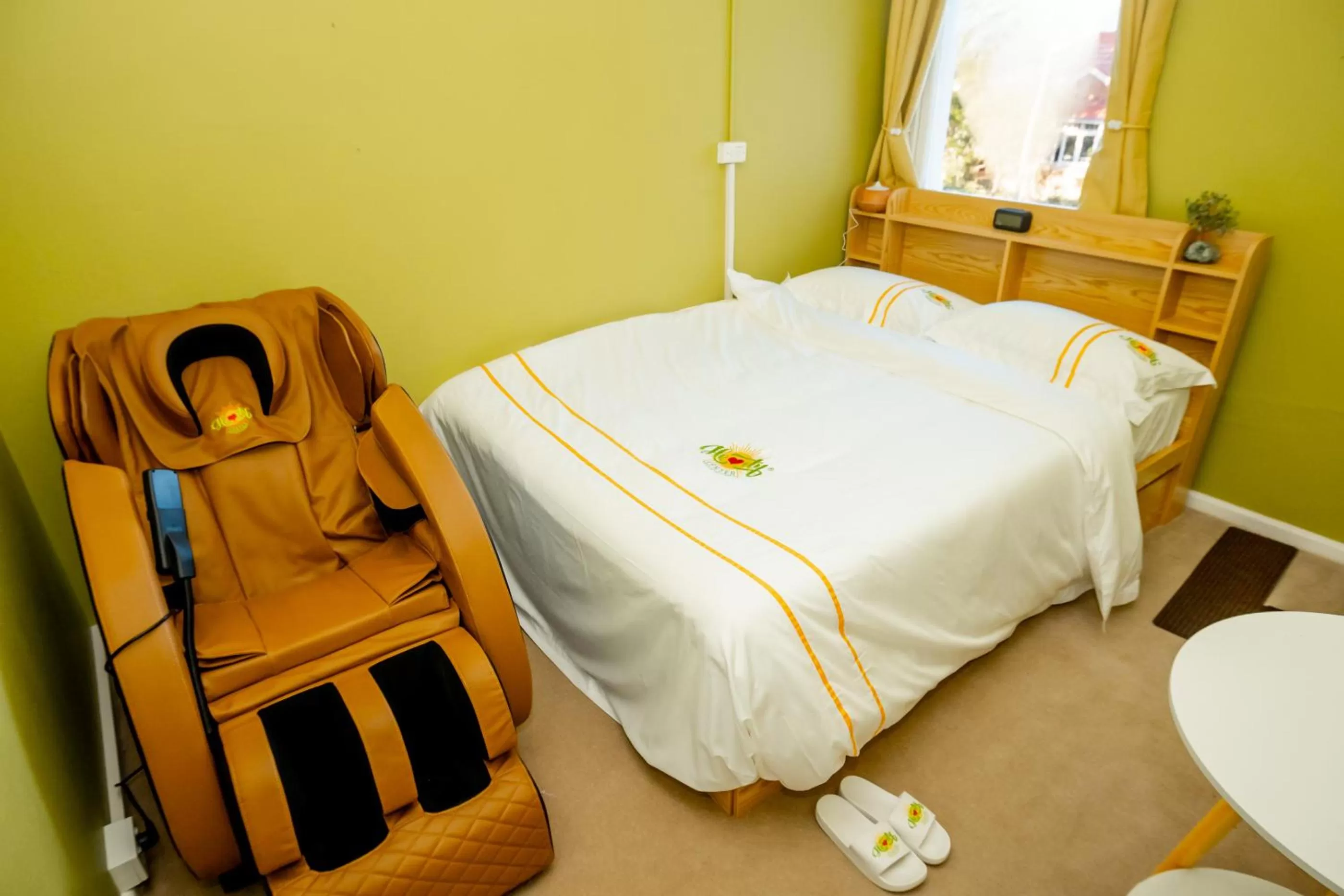 Queen Room with Shared Bathroom in Hearty Center Motel