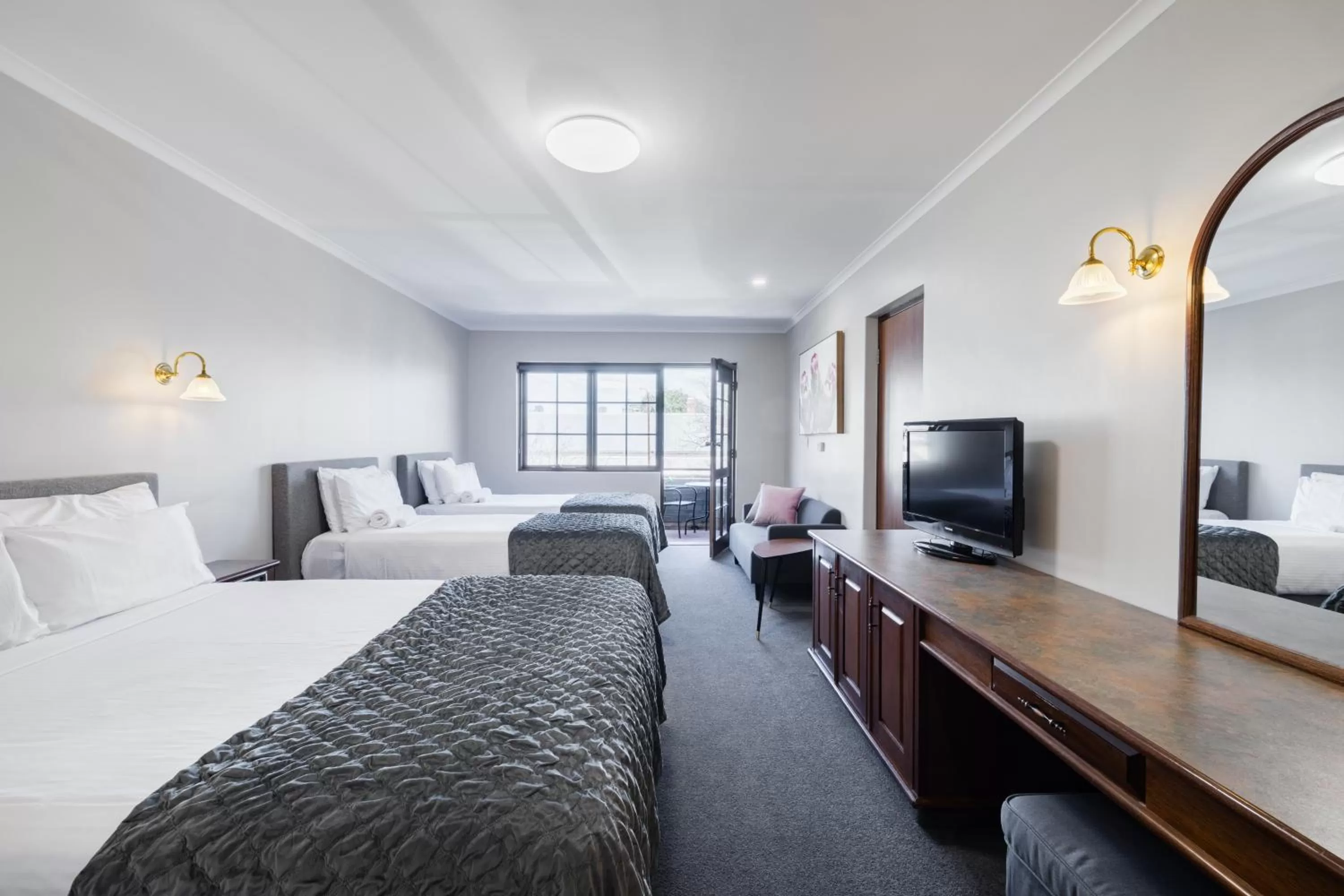 Deluxe Queen and Two King Singles with Spa and Balcony in Adelaide Inn