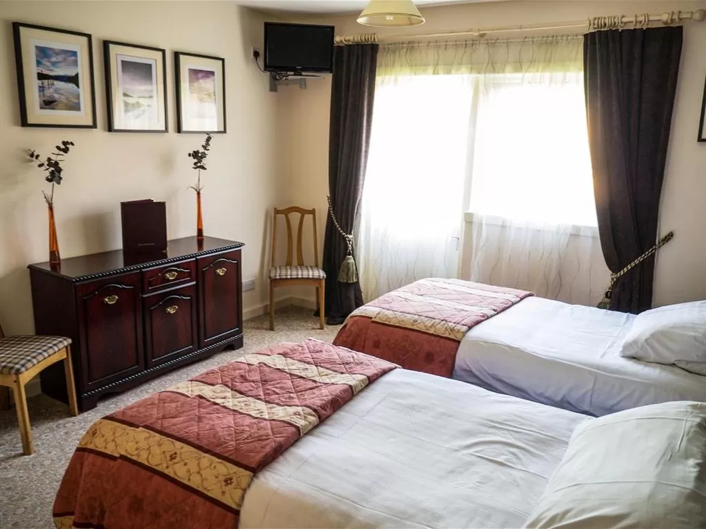 Triple Room with Shower in The Golf Tavern