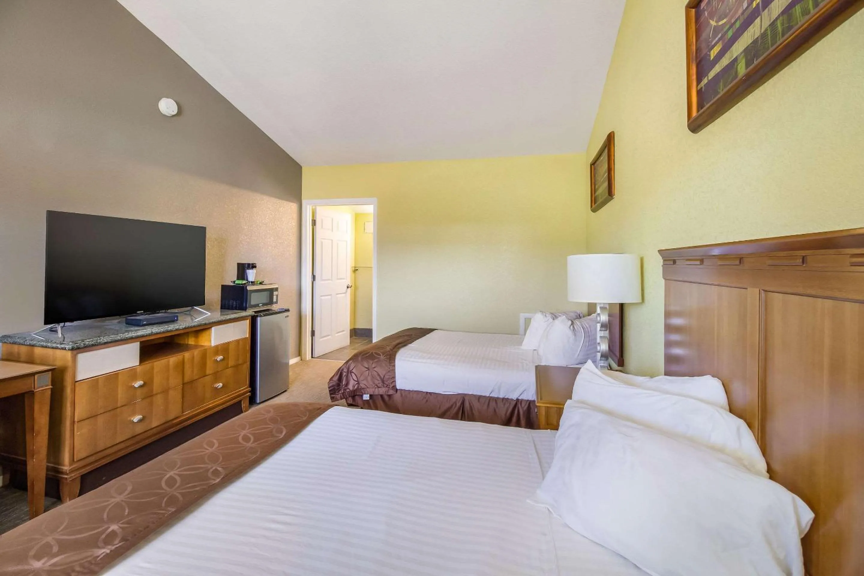 Standard Queen Room with Two Queen Beds - Non Smoking  in Rodeway Inn