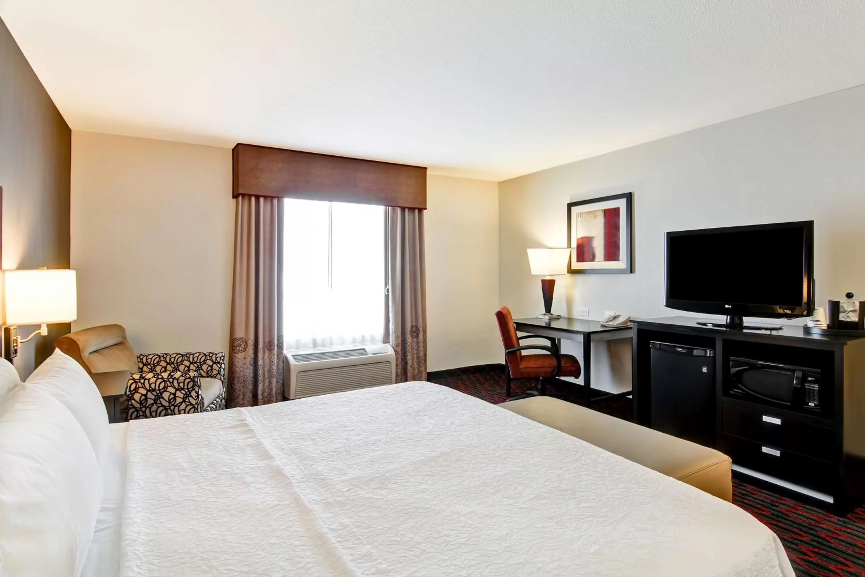 King Room - Disability Access/Non-Smoking in Hampton Inn & Suites Red Deer
