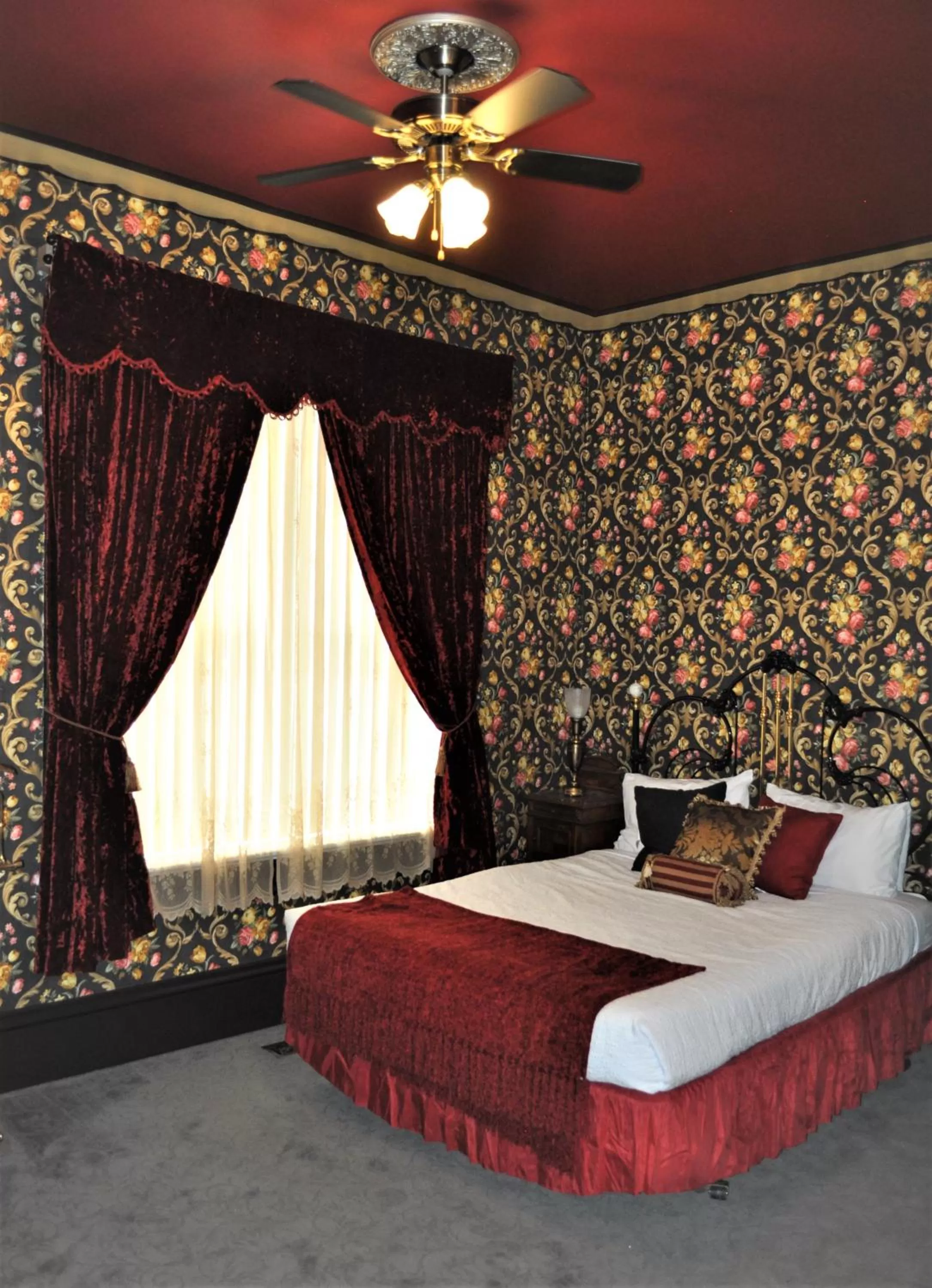 Queen Room - single occupancy - Disability Access in Heber Senator Bed and Breakfast