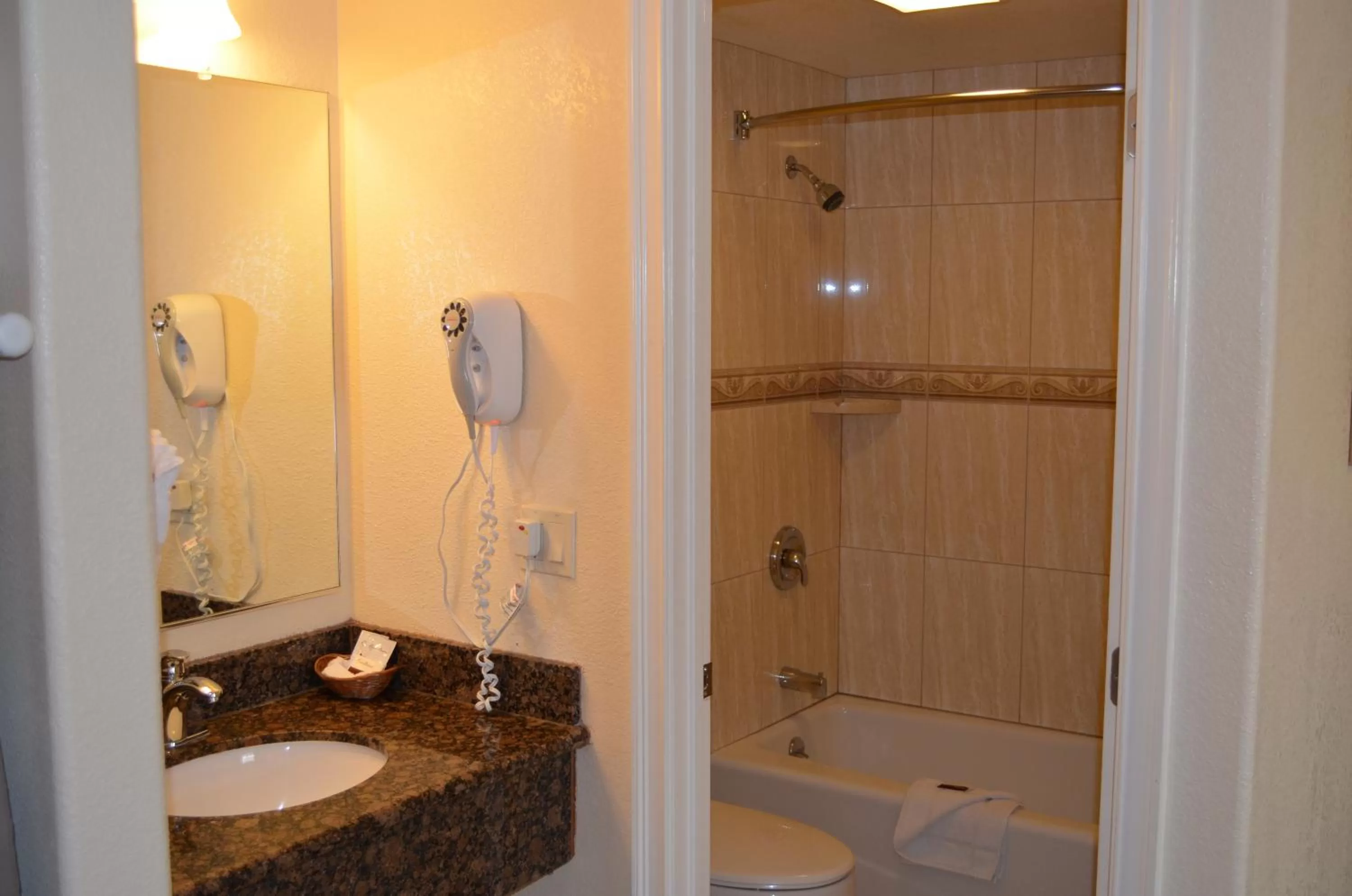 Queen Room - Non-Smoking in Seaside Inn Monterey