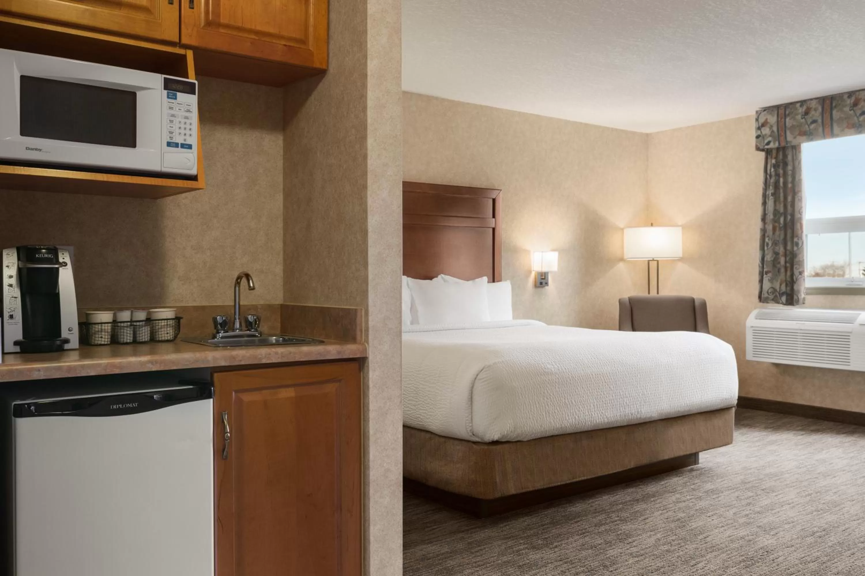 King Room - Non-Smoking in Days Inn & Suites by Wyndham Brooks