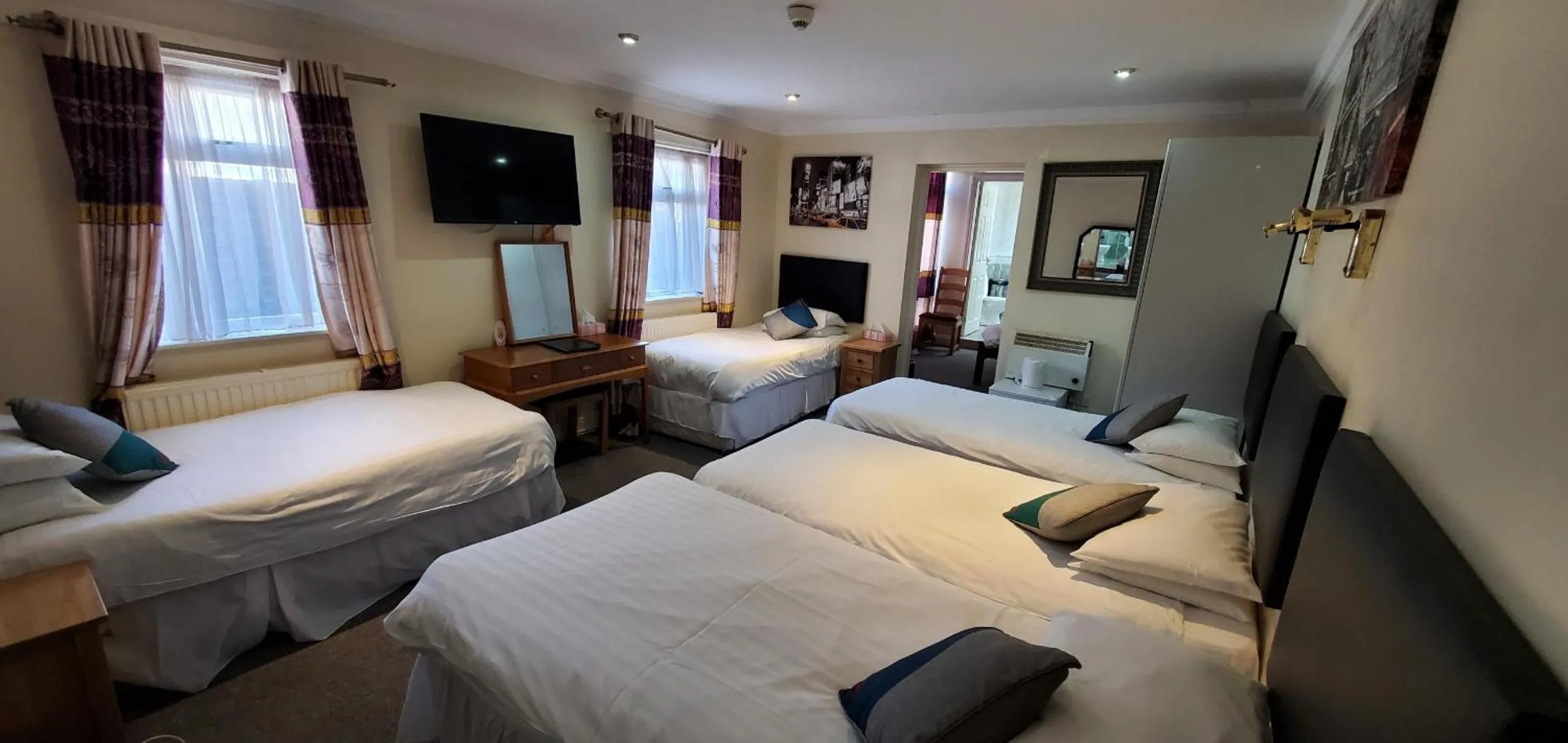 Deluxe Family Room in Diamonds Guest House