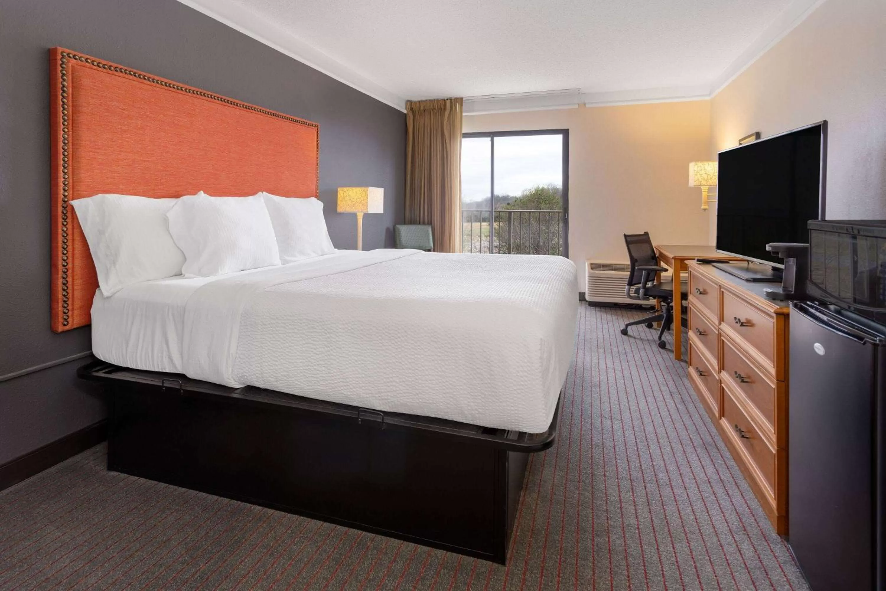 Deluxe Room with Mobility Access and Tub with Grab Bars - Non-Smoking in La Quinta Inn & Suites by Wyndham Kingsport TriCities