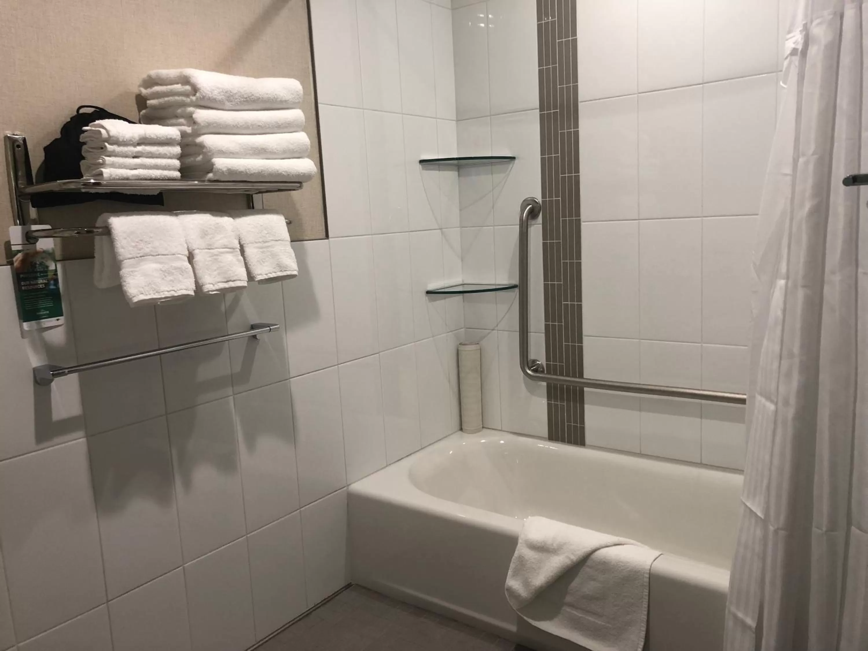 King Room - Mobility Access/Non-Smoking in Wingate by Wyndham Kamloops