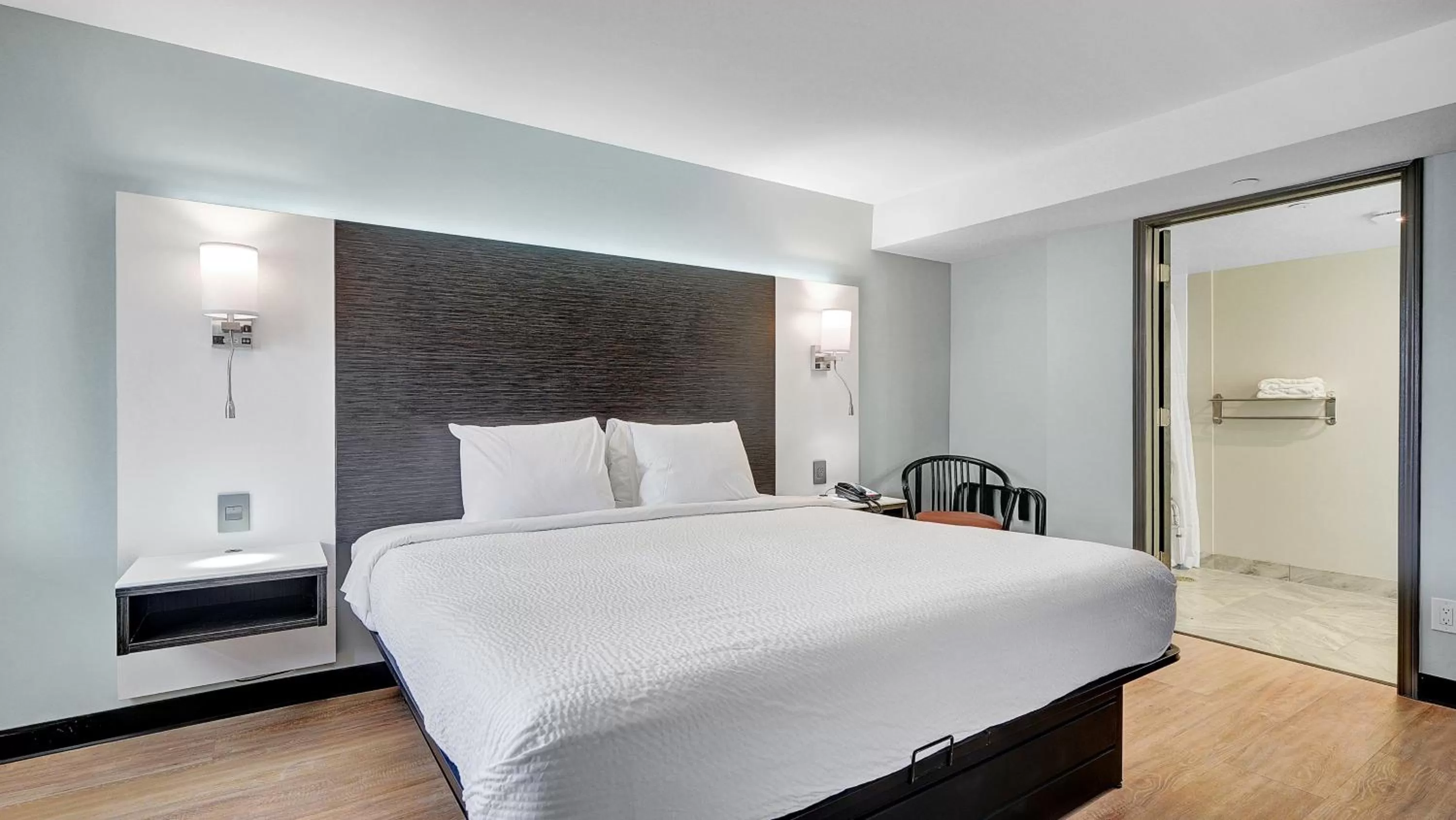 King Room with Mobility Access and Bathtub with Grab Bars - Non-Smoking in Days Inn & Suites by Wyndham Niagara Falls/Buffalo