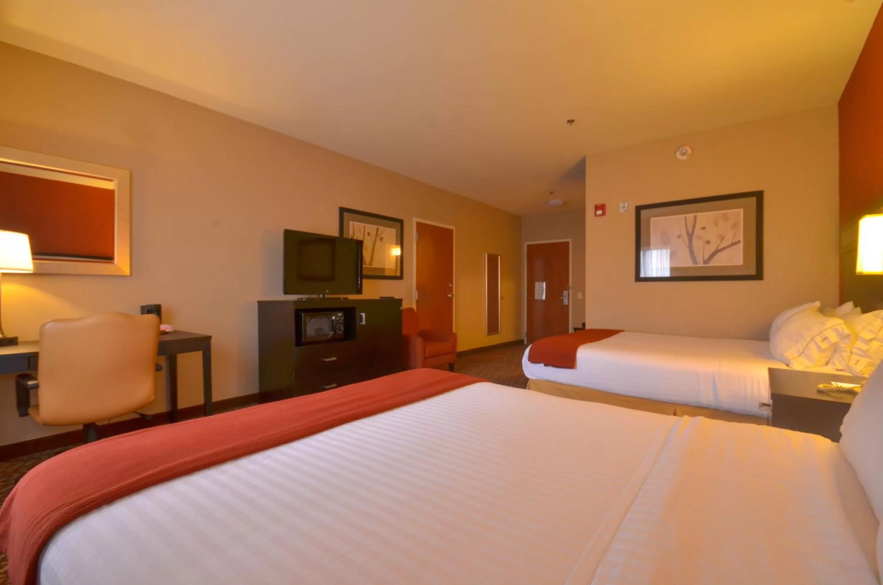 Queen Room with Two Queen Beds in Holiday Inn Express & Suites Pine Bluff/Pines Mall, an IHG Hotel